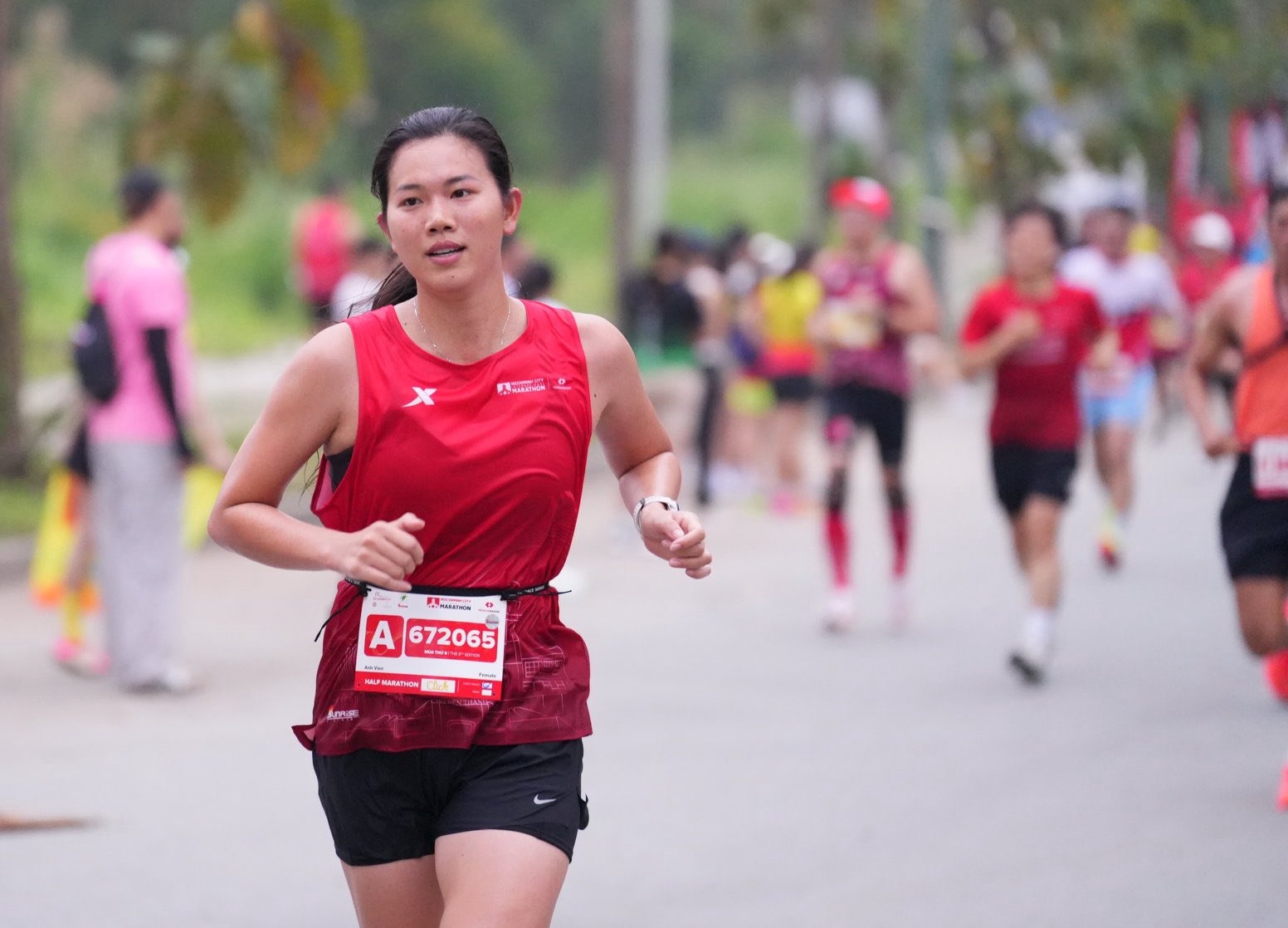 Hình ảnh Ánh Viên kiên trì trên đường chạy bộ với gương mặt tập trung, mồ hôi ướt đẫm truyền cảm hứng cho giới trẻ. Dù là 'tân binh' nhưng cô luôn chiến đấu hết mình để chinh phục từng km. Nữ vận động viện luôn chọn phong cách thể thao và năng động. Chiếc áo thể thao đỏ, mái tóc tết gọn thể hiện sự quyết tâm vượt qua giới hạn bản thân.