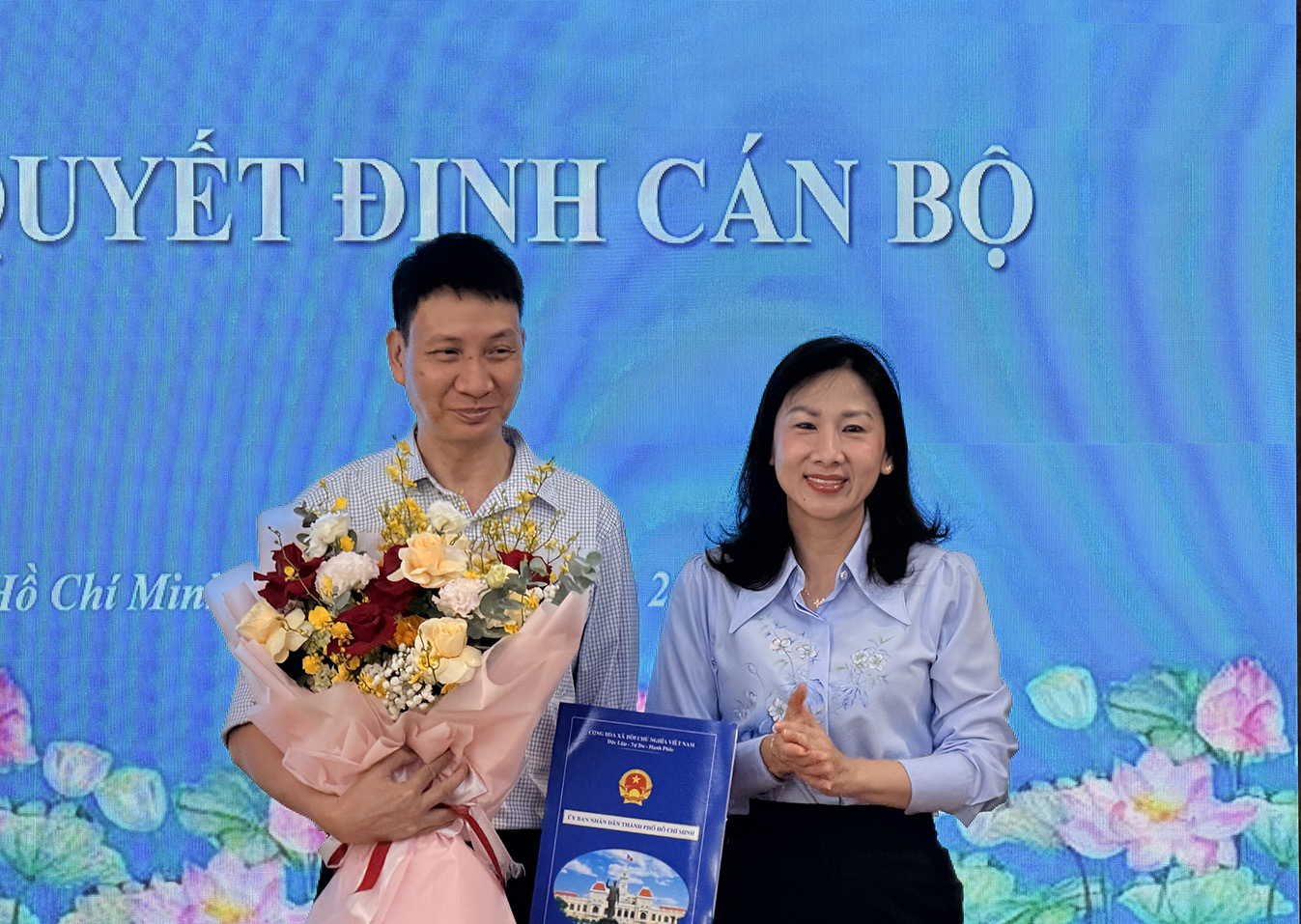 Bà Phạm Thị Thanh Hiền - Giám đốc Sở Nội vụ TPHCM trao quyết định giao quyền Giám đốc Sở Quy hoạch - Kiến trúc cho ông Trương Trung Kiên - Ảnh: Sở Quy hoạch - Kiến trúc
