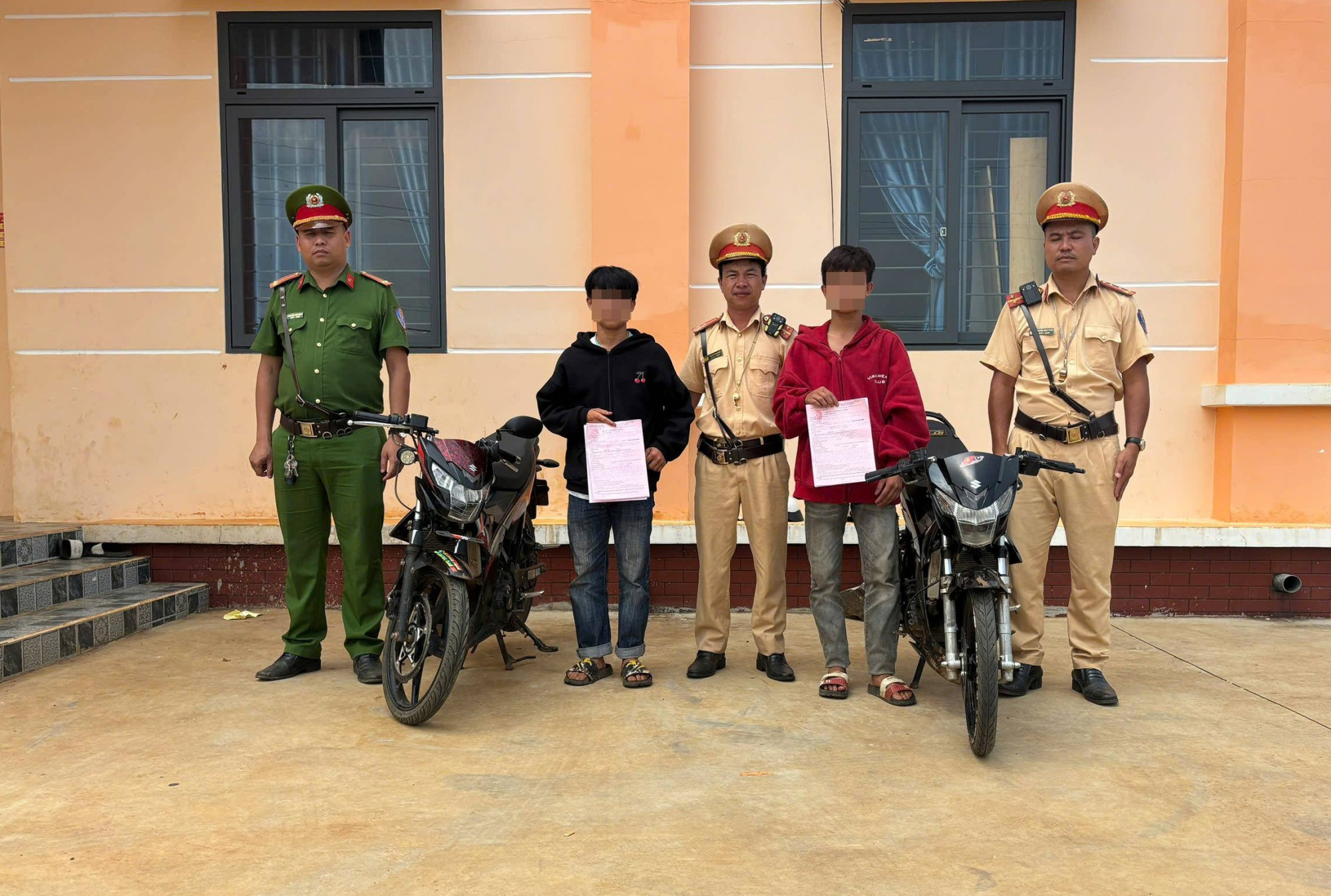 Cơ quan công an đã xử lý nhóm thanh thiếu niên tụ tập đua xe trái phép - ảnh: Công an cung cấp