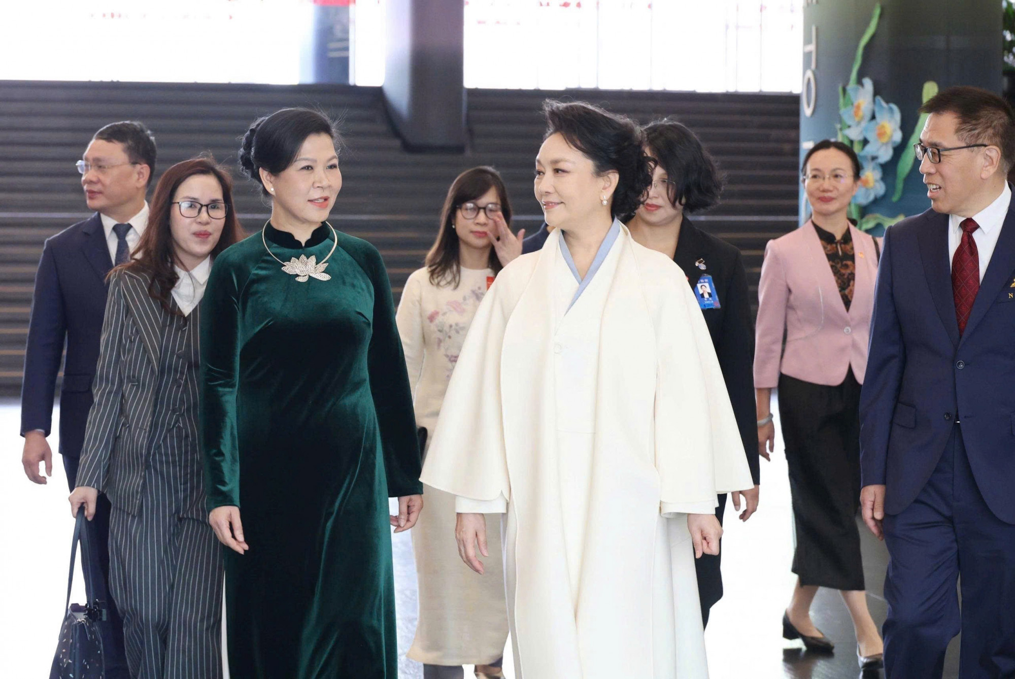 Áo dài nhung xanh mang đến vẻ ngoài sang trọng cho Phu nhân Tổng Bí thư, Chủ tịch nước Ngô Phương Ly