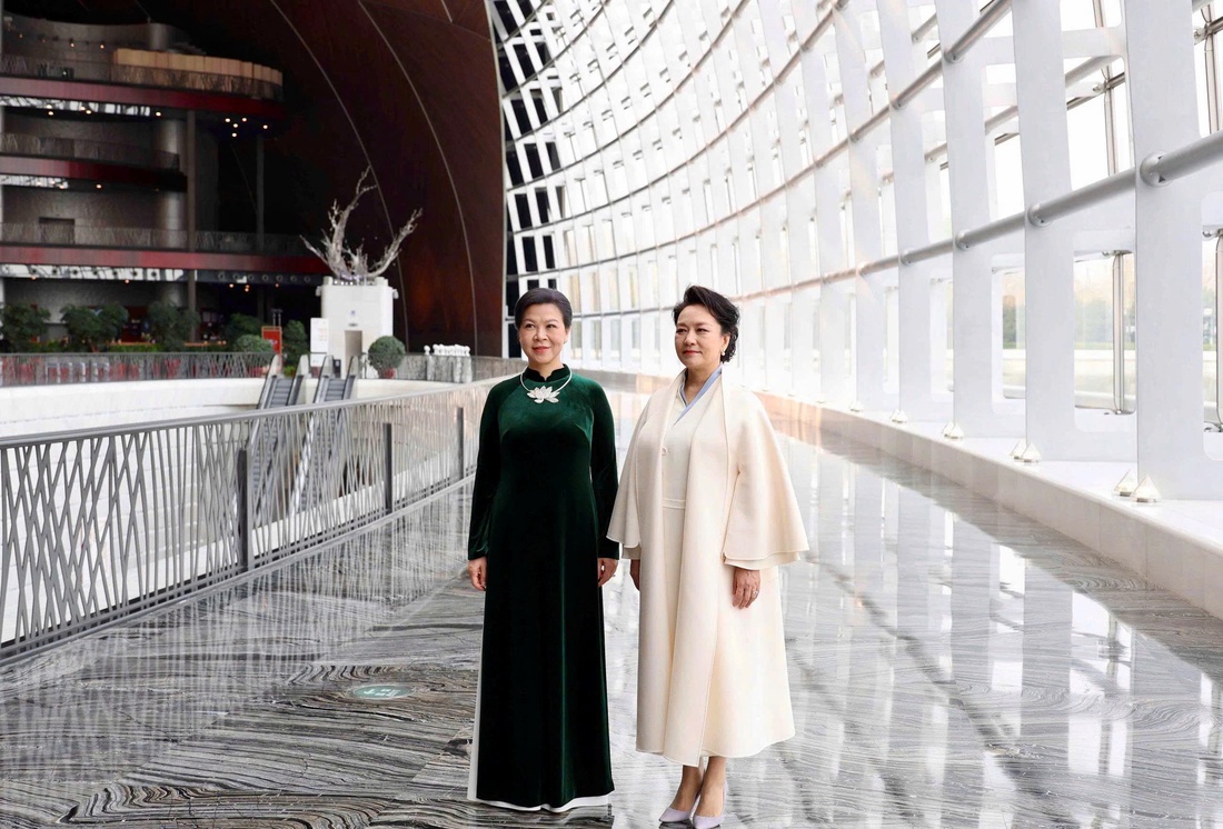 Phu nhân Chủ tịch nước, Tổng Bí thư Ngô Phương Ly và Phu nhân Trung Quốc Bành Lệ Viên