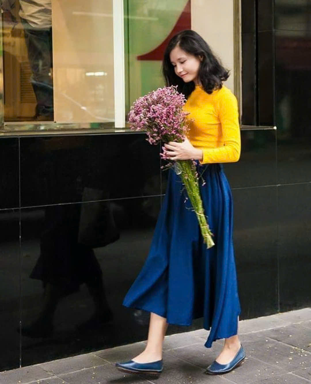 Phom dáng tối giản, chất liệu rủ nhẹ, cùng một bảng màu cân bằng, sẽ tạo cho bạn một phong cách đủ chín nhưng vẫn tươi trẻ. (Ảnh do nhân vật cung cấp)