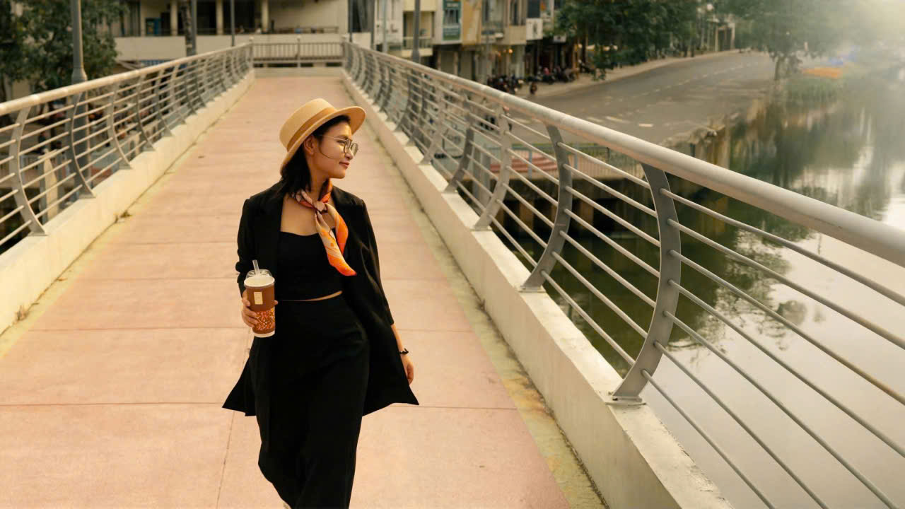 Bước vào tuổi 38, Kim chọn phong cách thanh lịch tự nhiên với áo hai dây phối cùng blazer dáng dài và chân váy bút chì. (Ảnh do nhân vật cung cấp)