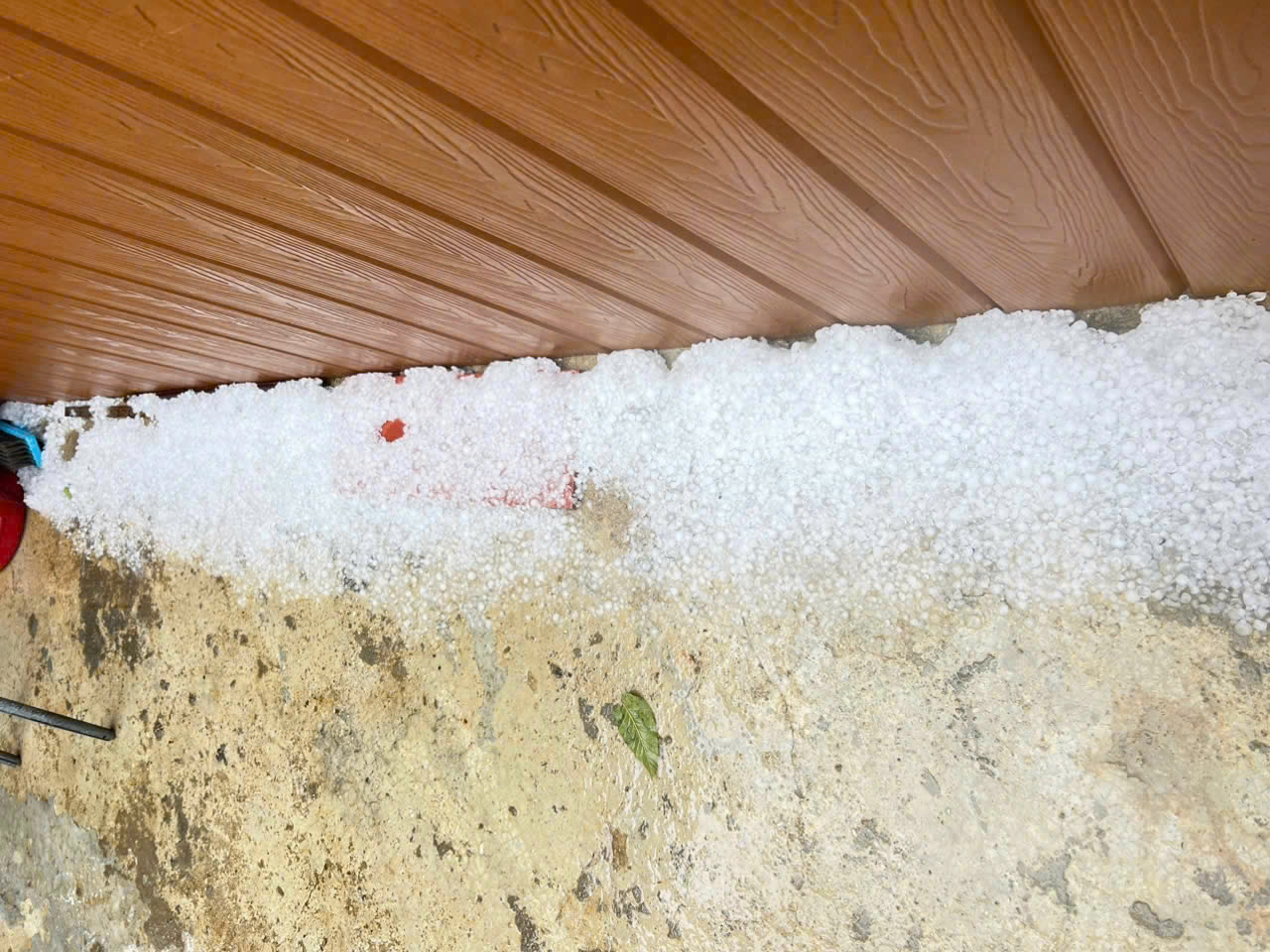 Mưa đá hạt to, mật độ dày đặc liên tục trút xuống thôn Đăk Chum 1_Ảnh: Người dân cung cấp.