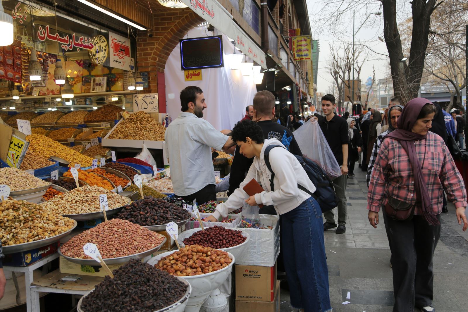 Người dân tại Chợ Lớn ở thủ đô Tehran, Iran ngày 24/2/2026. Ảnh: THX/TTXVN