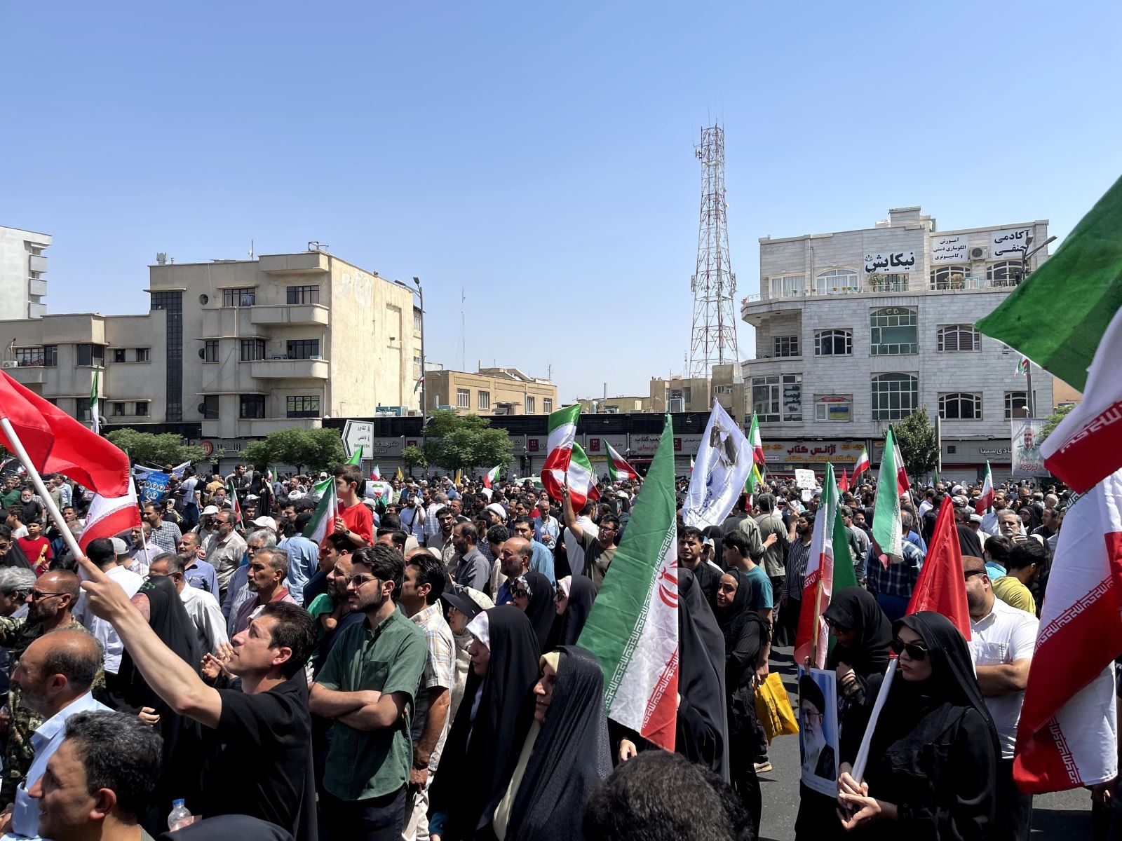 Người dân tham gia tuần hành phản đối các cuộc tấn công của Israel, tại Tehran, Iran, ngày 20/6/2025. Ảnh: THX/TTXVN