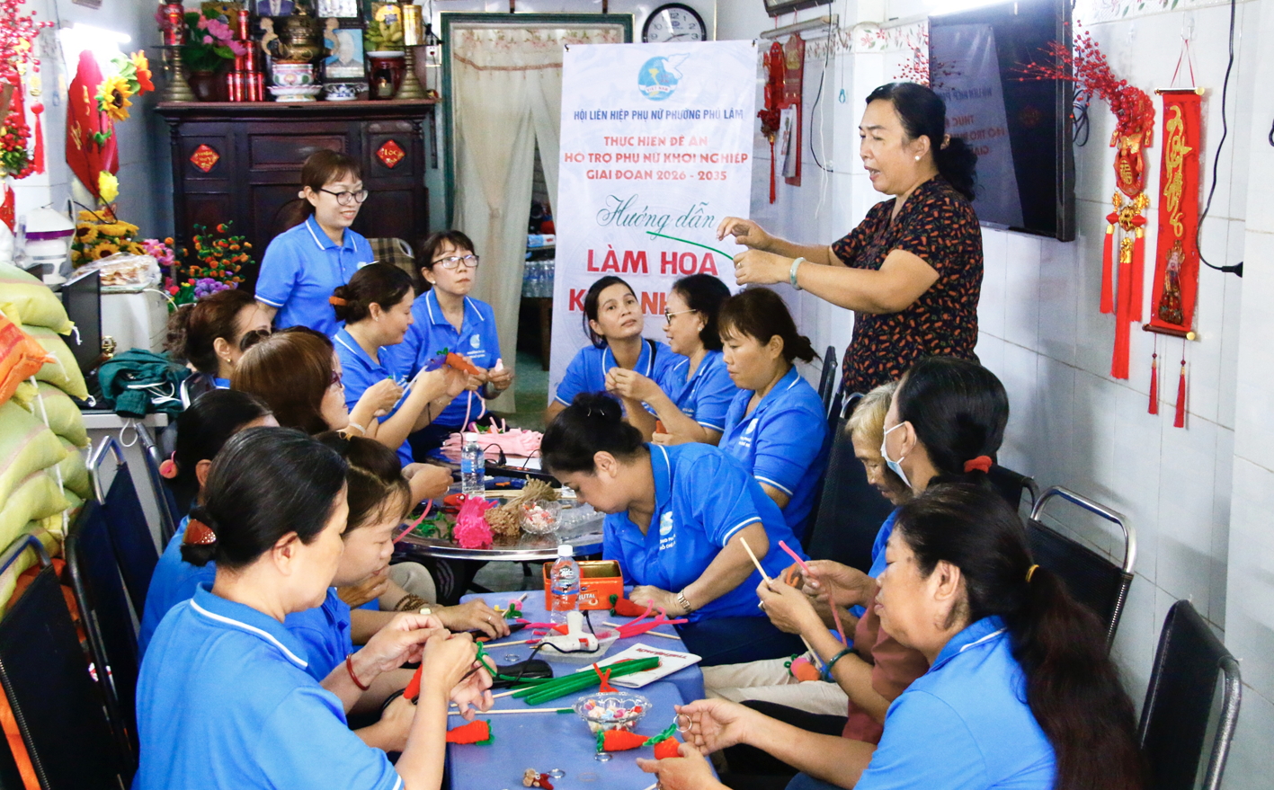 Chị Lê Thị Thu Thảo (bìa phải) hướng dẫn chị em phụ nữ  làm sản phẩm handmade từ kẽm nhung