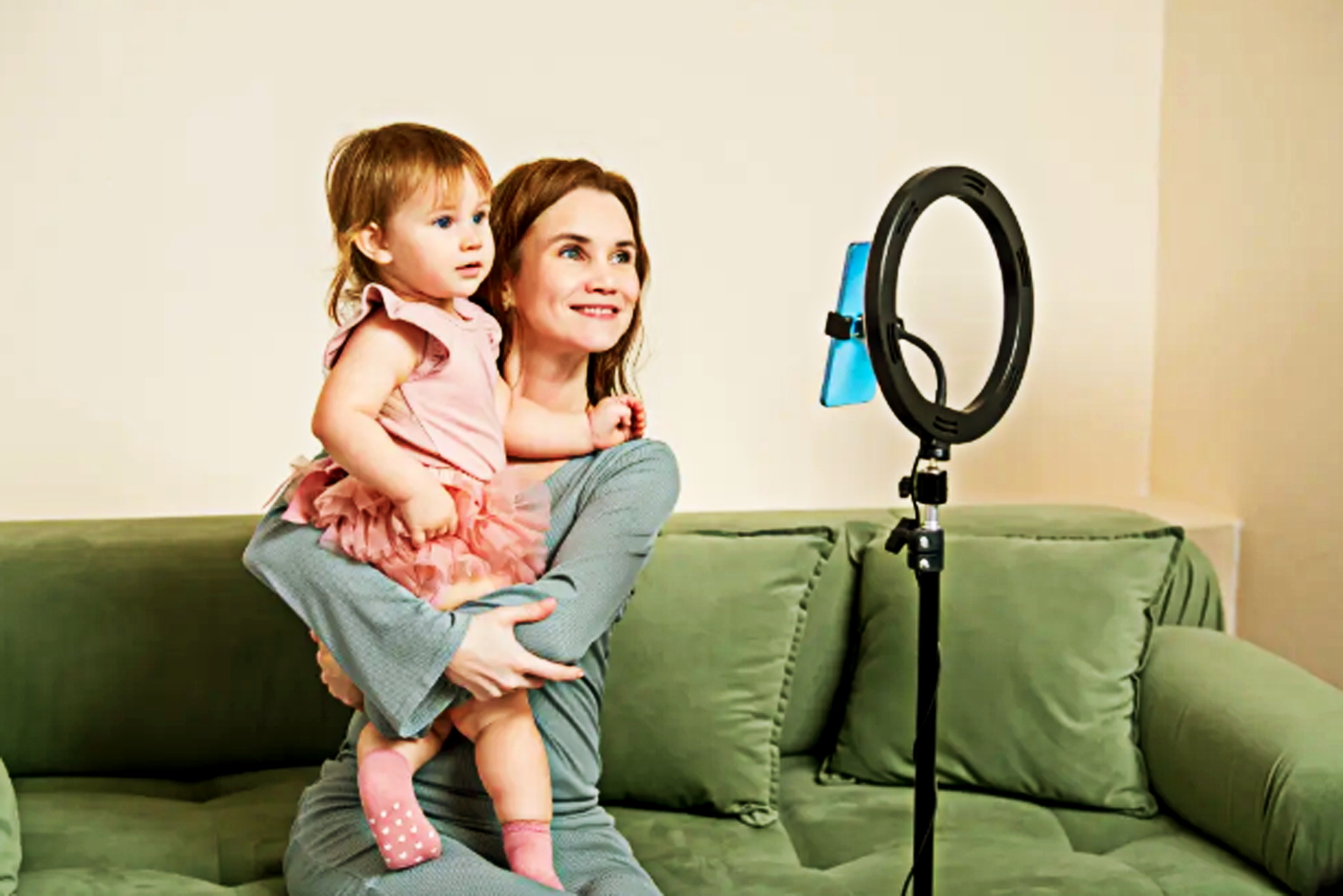 Lớn lên trước ống kính mang lại nhiều hệ lụy cho trẻ  - Nguồn ảnh: Adobe Stock