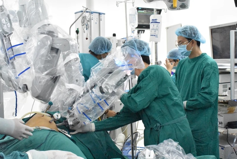 Ê-kíp bác sĩ sử dụng robot phẫu thuật ng thư thực quản kết hợp đại tràng cho người bệnh