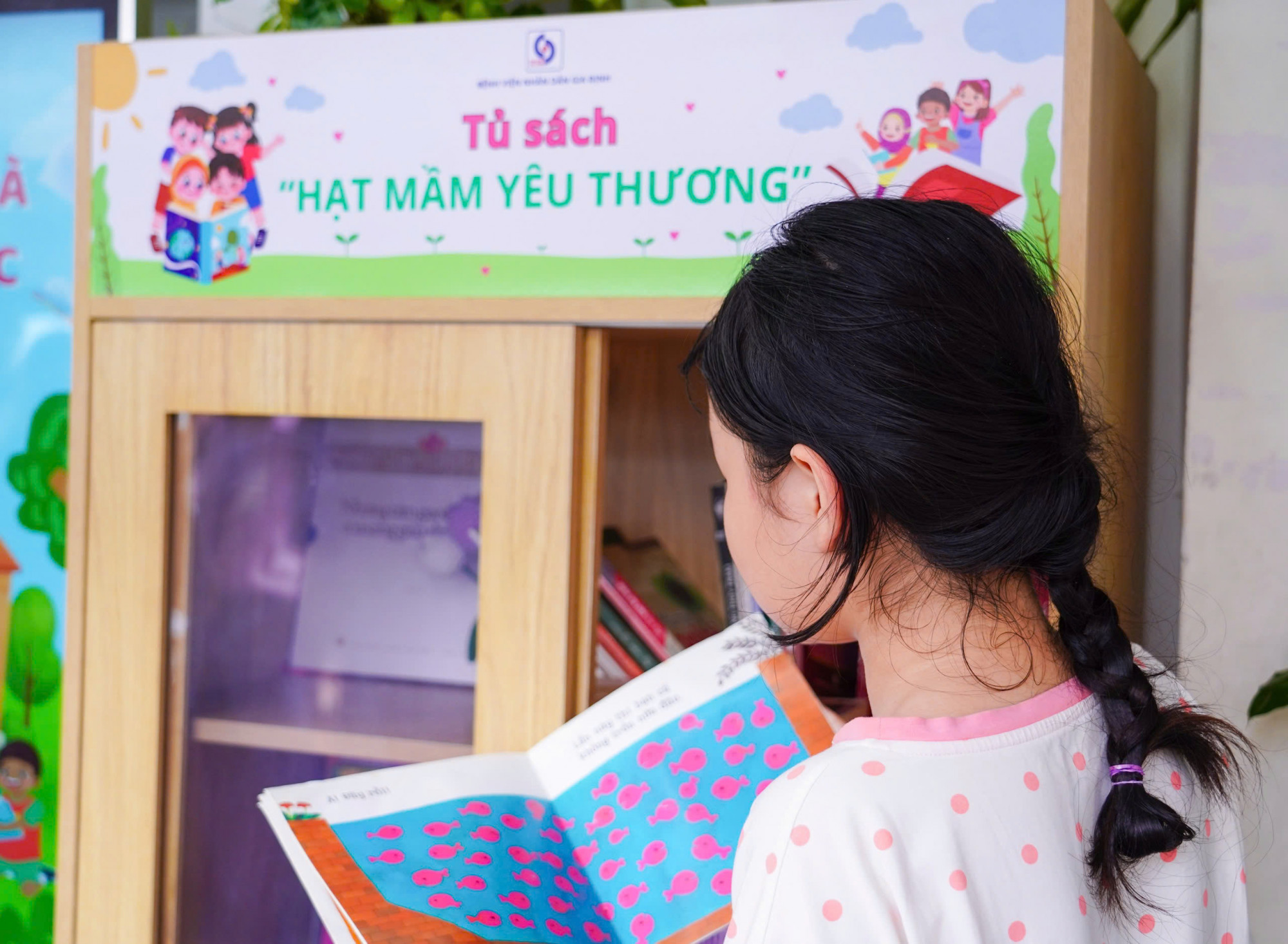 Những bé lớn hơn cũng say mê đọc truyện tranh, em cho biết những ngày qua ở bệnh viện, em rất buồn vì không được đi học, đọc những quyển truyện này giúp em đỡ nhớ trường, lớp hơn