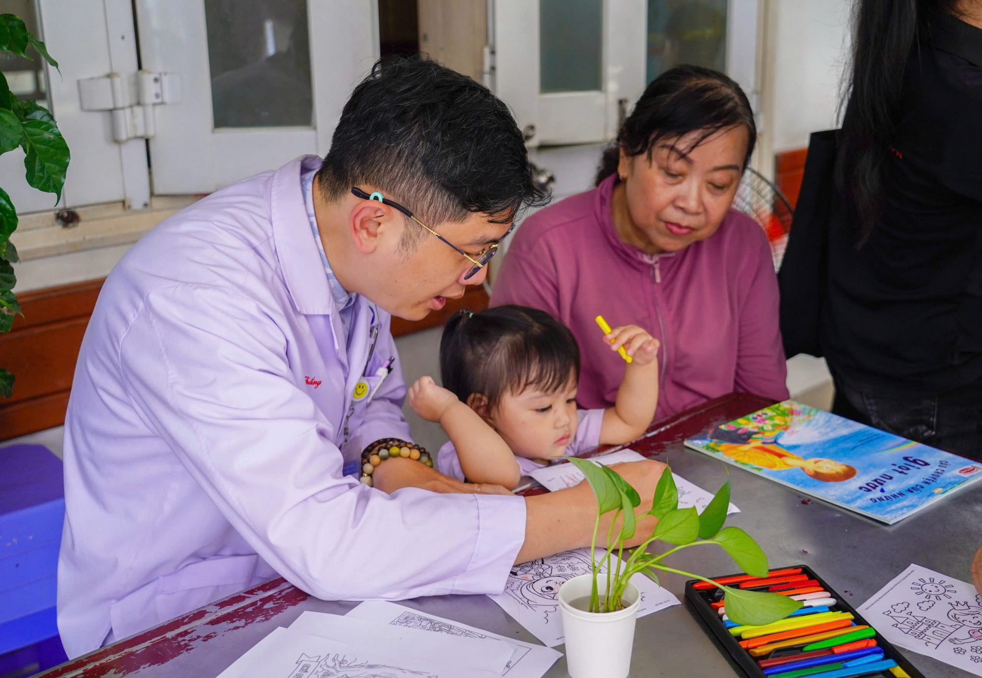 Ngoài đọc sách, các em còn tham gia lớp vẽ với chủ đề “Vẽ thế giới cổ tích” mang đến một không gian sinh hoạt vui tươi và giàu cảm hứng