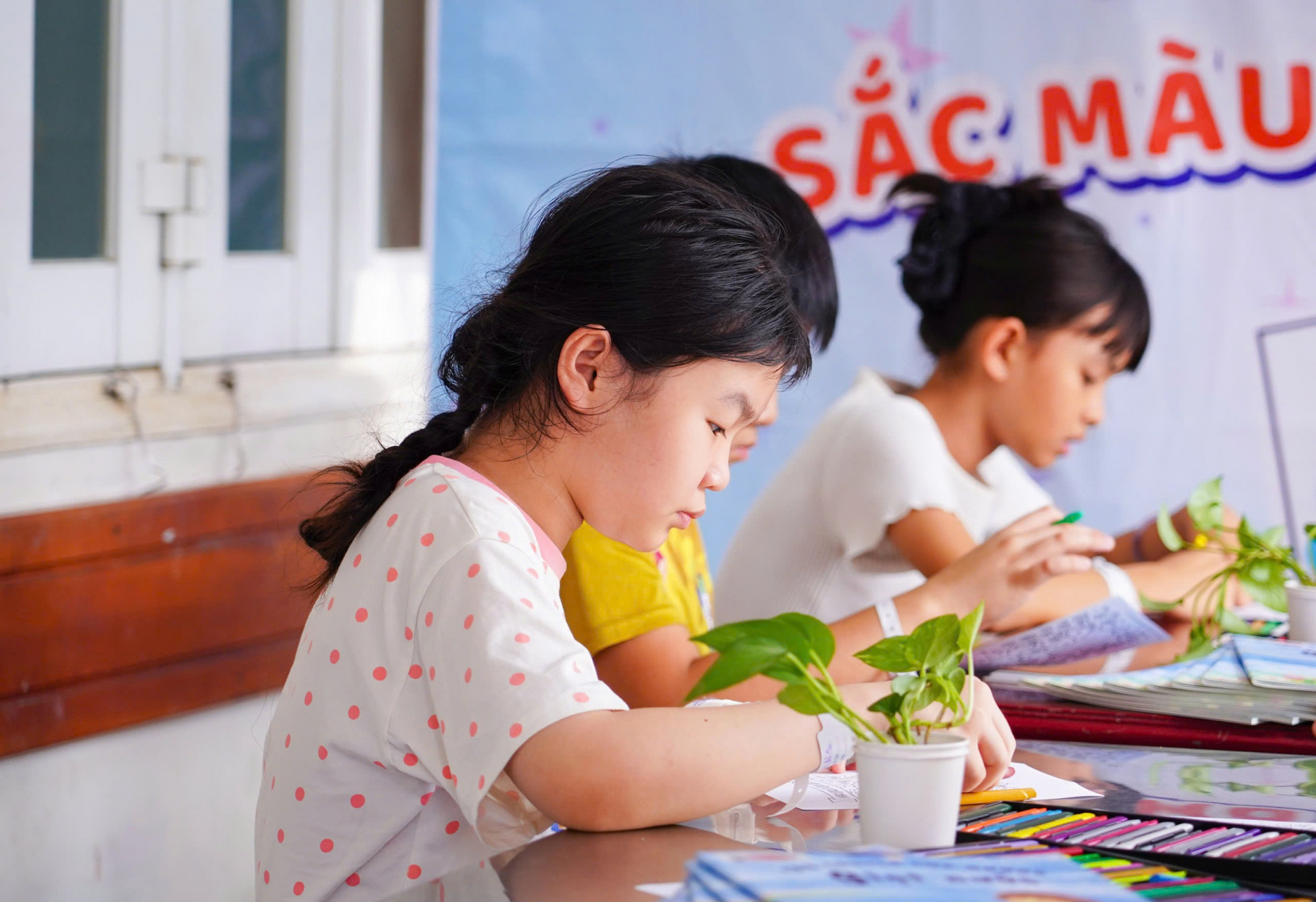 Bé Châu Thị Bảo Hân (11 tuổi, ngụ tại xã Bà Điểm), đang điều trị tại Khoa Nhi, chia sẻ em rất thích đọc truyện cổ tích vì “trong sách có nhiều câu chuyện hay và nhân vật tốt bụng” và khi được tham gia lớp vẽ, em có thể tự tay tô màu lại những nhân vật mình yêu thích, khiến việc đọc sách trở nên thú vị hơn.