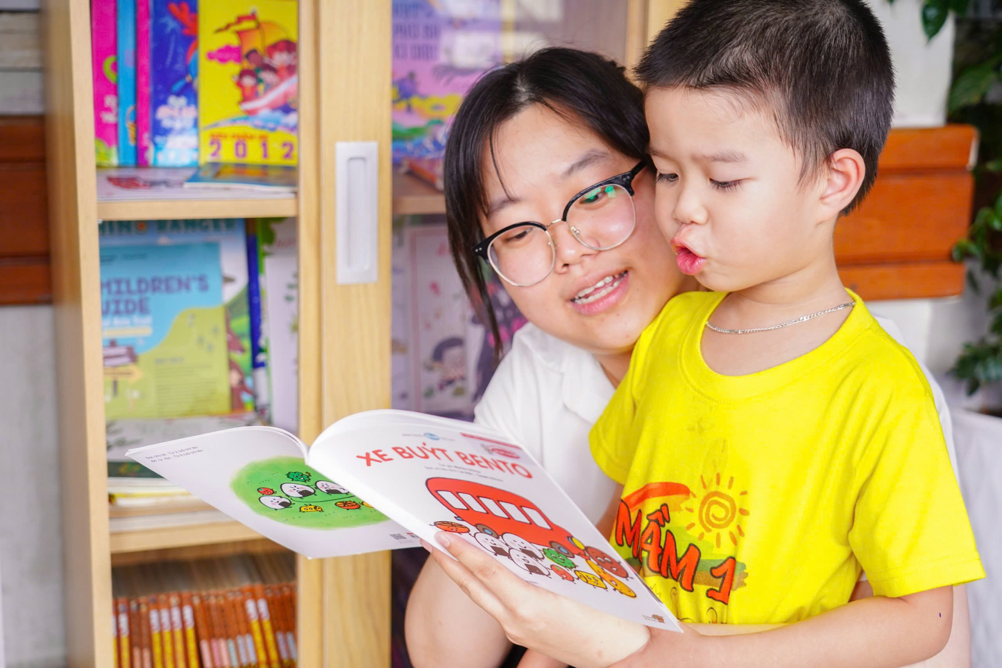 Cậu bé thích thú đọc truyện tranh 