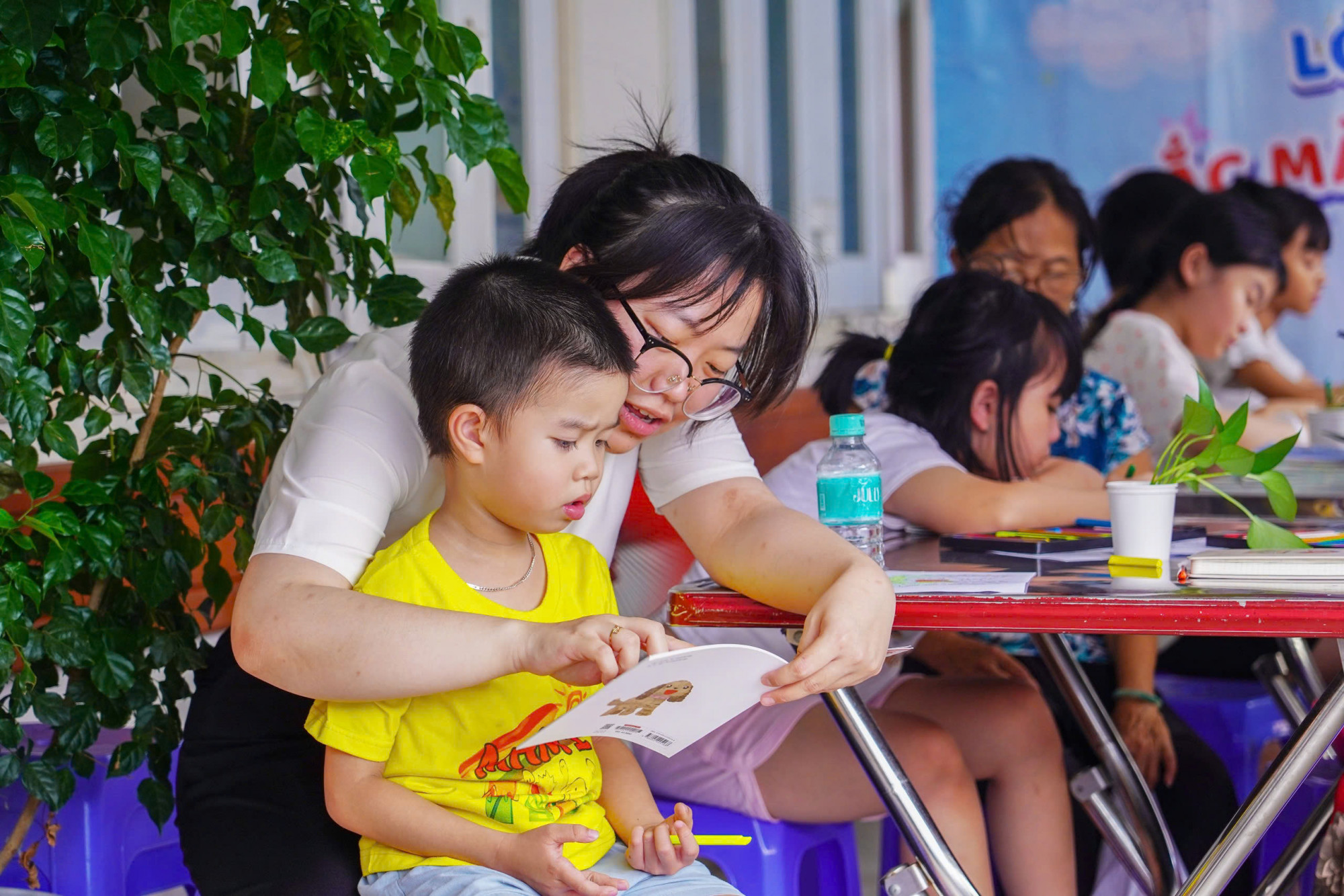 Hoạt động là một trong những chương trình hưởng ứng Ngày Sách và Văn hóa đọc Việt Nam (21/4), góp phần xây dựng môi trường bệnh viện thân thiện, nhân văn, không chỉ chăm sóc sức khỏe thể chất mà còn quan tâm đến đời sống tinh thần của người bệnh, đặc biệt là các em nhỏ