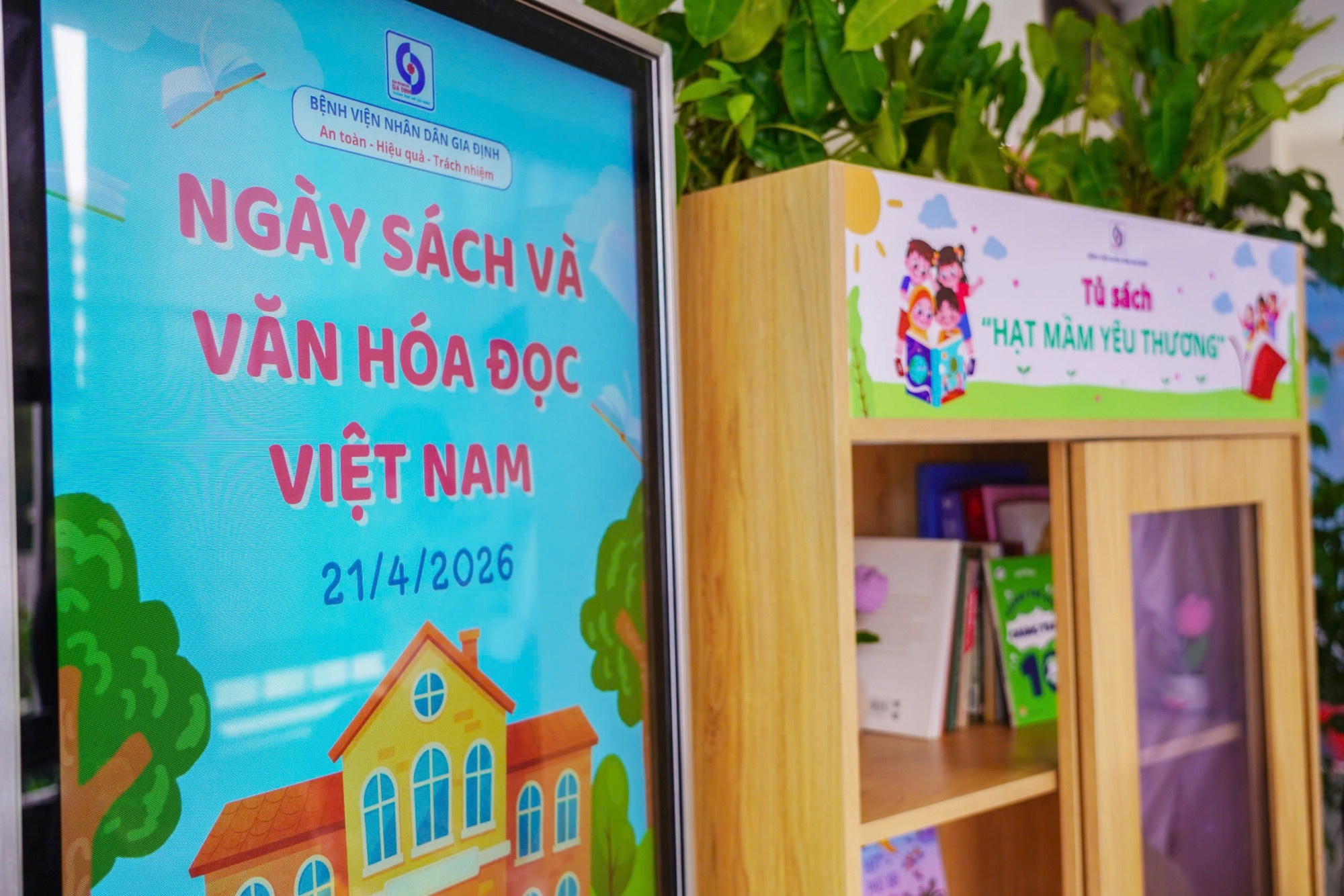 Tủ sách hiện có hơn 100 đầu sách, tập tô màu, phòng Công tác xã hội Bệnh viện Nhân dân Gia Định đang tiếp tục vận động, tiếp nhận sách, truyện cho các em có thêm nhiều nội dung đa dạng, và đọc sách thoải thích.