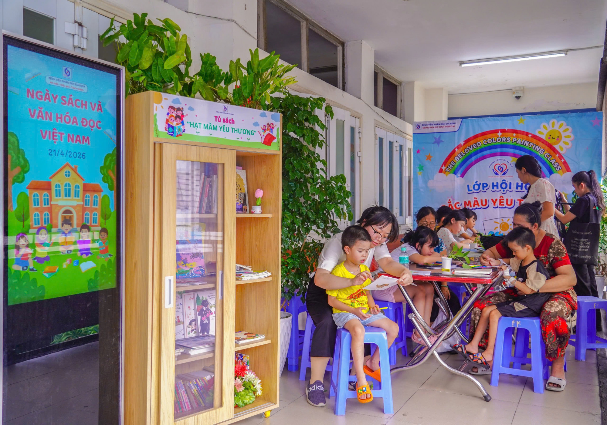 Chiều 16/4, tại hành lang Khoa Nhi Tổng hợp, Phòng Công tác xã hội - Bệnh viện Nhân dân Gia Định tổ chức chương trình trao tặng tủ sách “Hạt mầm yêu thương”, tiếp nhận, bổ sung nhiều đầu sách ý nghĩa từ các nhà hảo tâm như truyện tranh, truyện lịch sử, khoa học, cổ tích… 