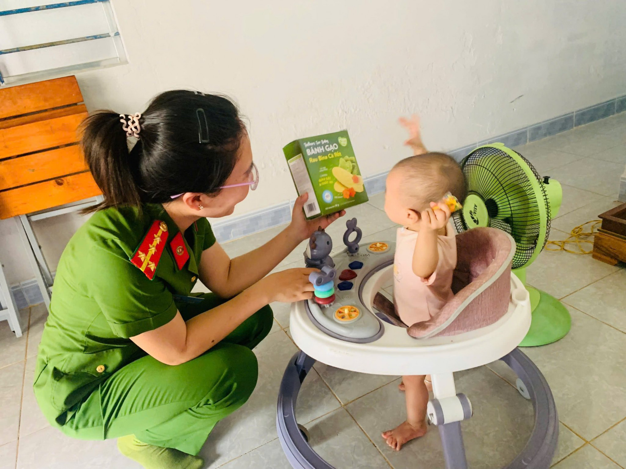 Chi hội Phụ nữ Công an xã Ea Kar (tỉnh Đắk Lắk) đã tổ chức đến gia đình để thăm hỏi, nắm tình hình đời sống, việc chăm sóc, nuôi dưỡng các cháu bé.