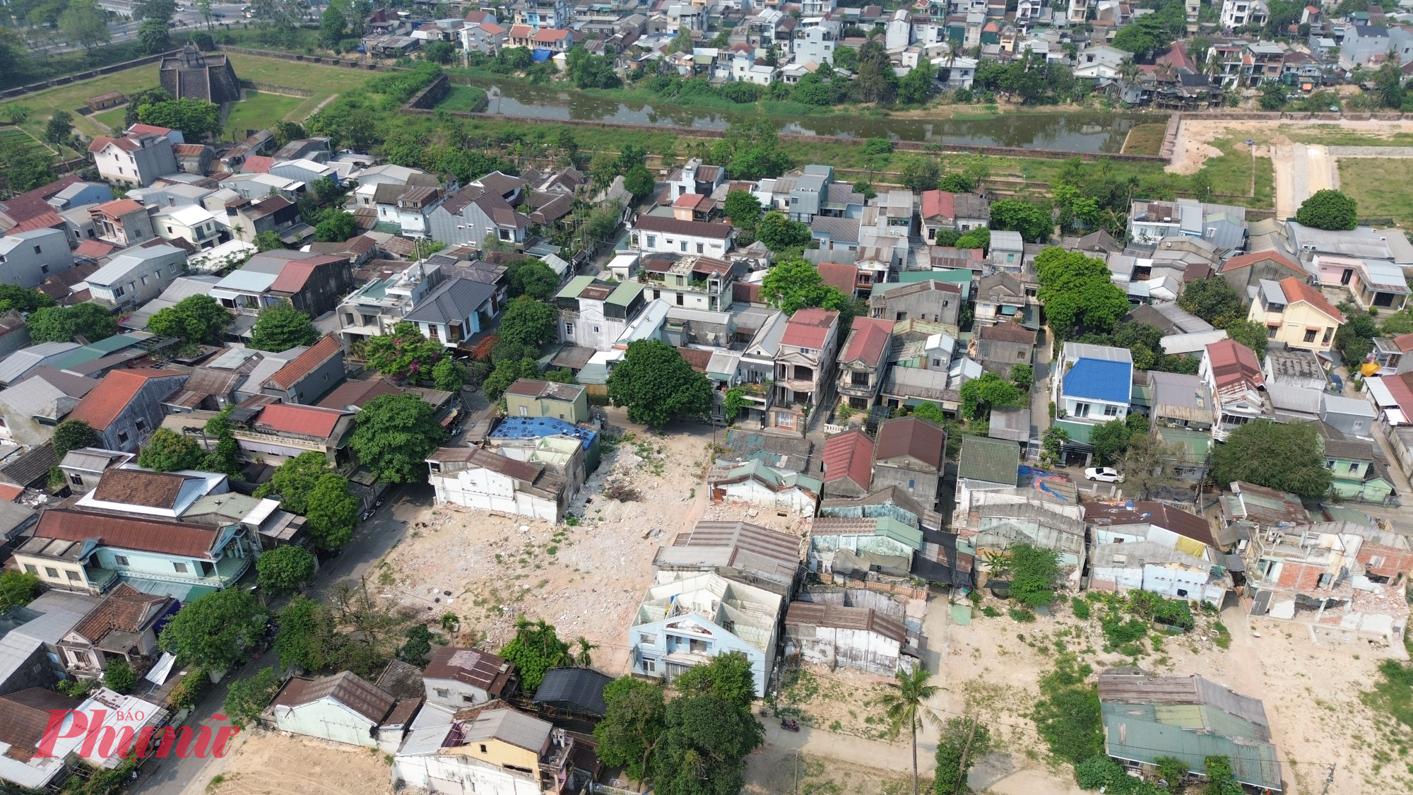 Đề án “Di dời dân cư, giải phóng mặt bằng khu vực 1 di tích Kinh thành Huế” với mục đích hoàn trả mặt bằng cho khu vực di tích Kinh thành Huế để bảo tồn, tu bổ và hướng đến phát huy giá trị di sản