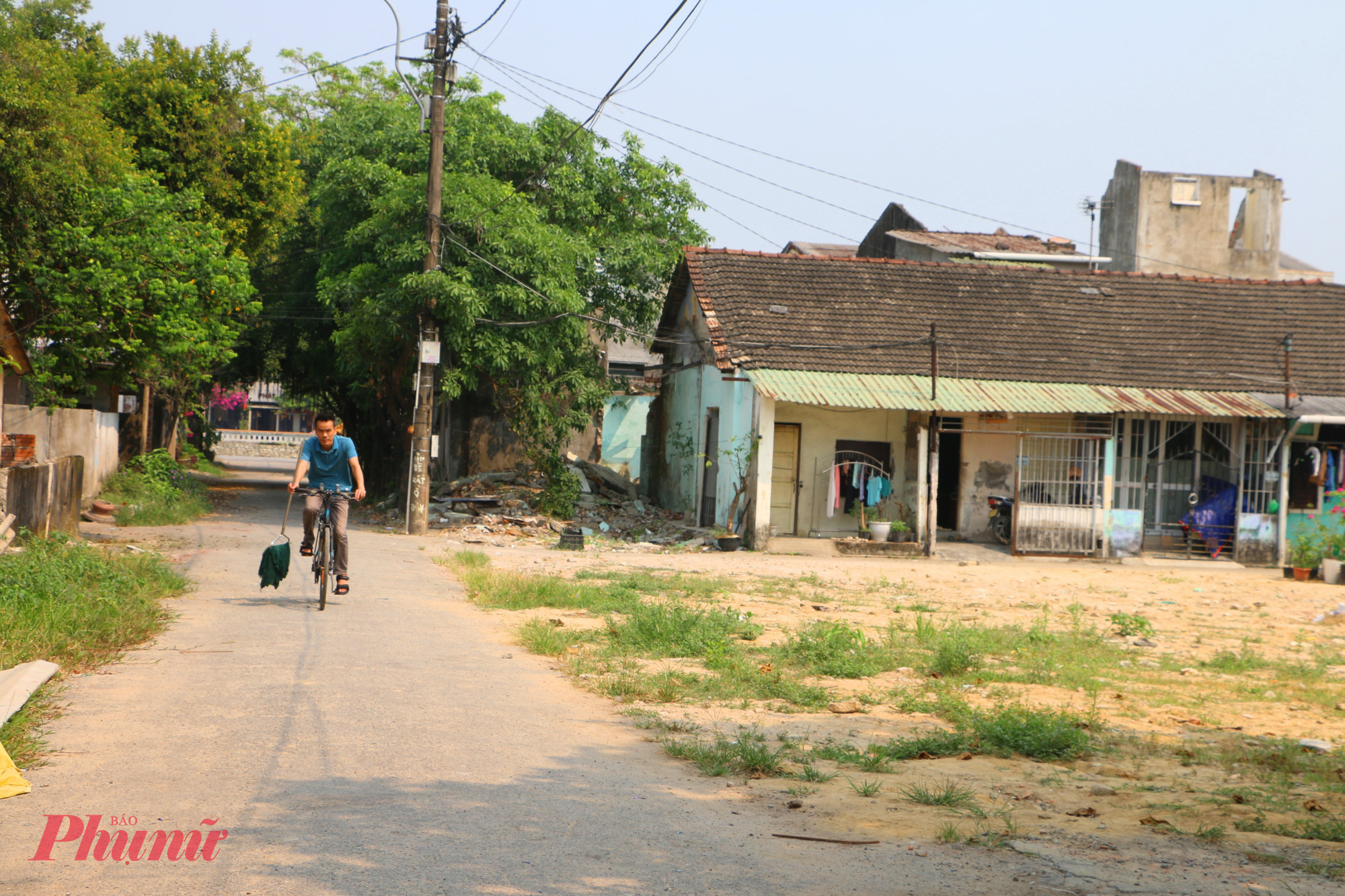 Đường dẫn vào di tích Đàn Xã Tắc