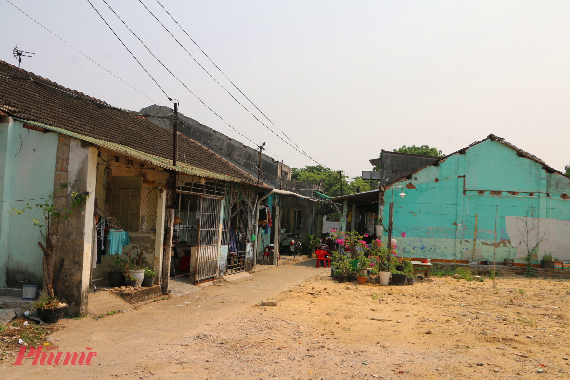 Bên cạnh đó một số hộ dân ở khu vực di tích Đàn Xã Tắc do chưa đồng ý mức đền bù nên chưa di dời nhà cửa hoàn trả mặt bằng