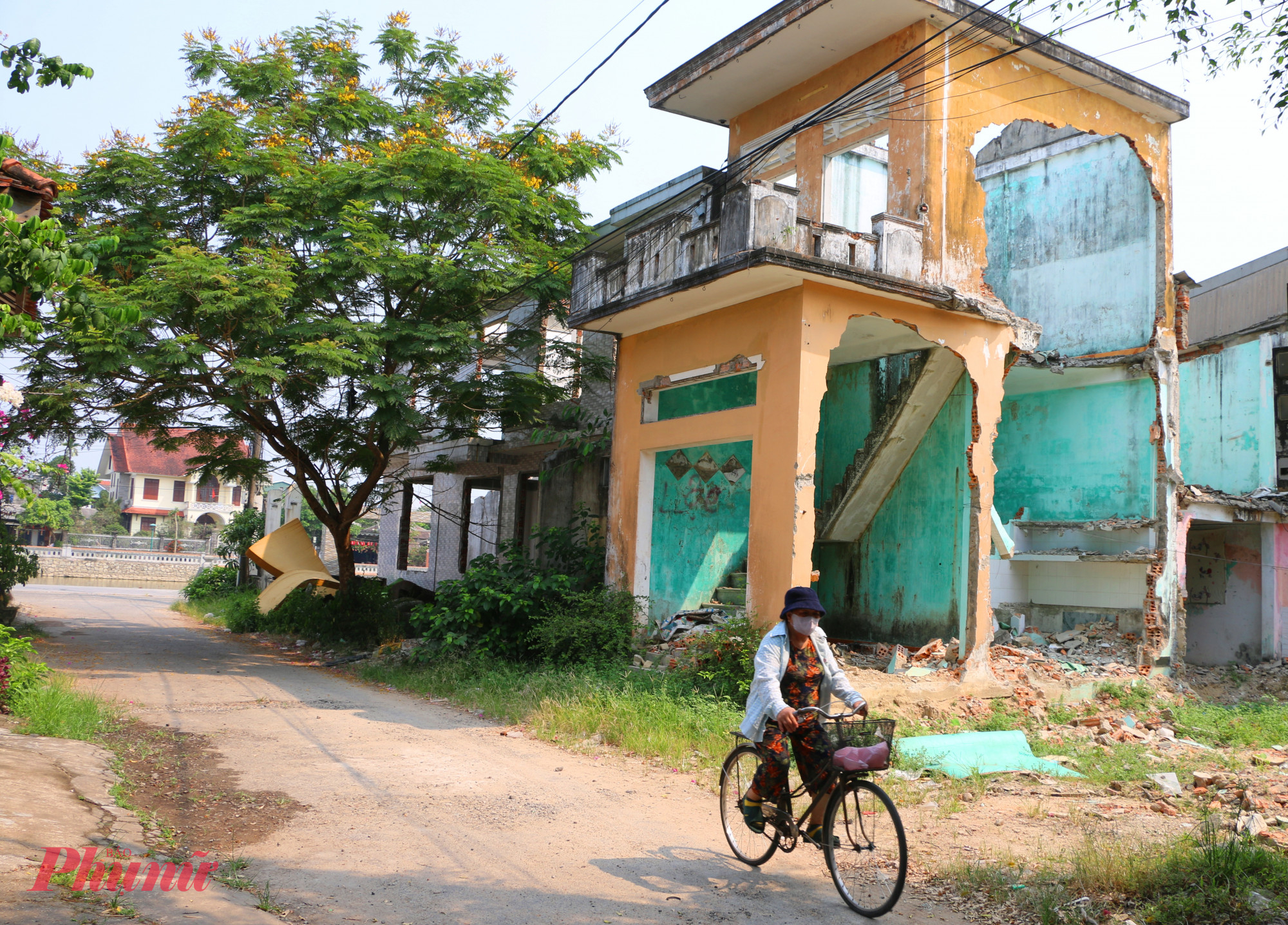 Nhiều gia đình ở đường Xã Tắc sau khi di dời đã tháo nóc, để lại nhà nhưng chưa tháo dỡ, đập bỏ.