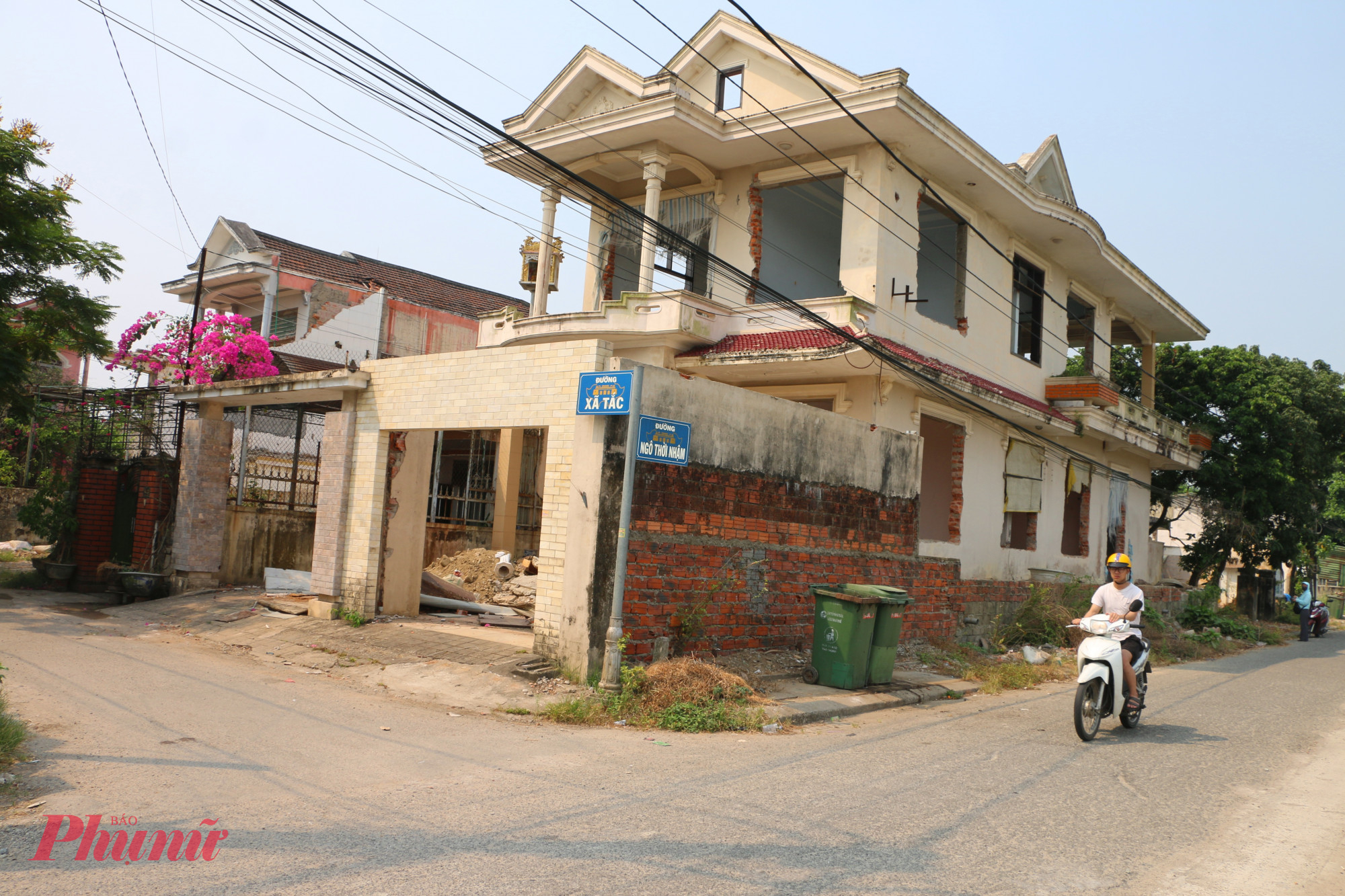 Một căn nhà khang trang 2 mặt tiền nay đã tháo dỡ di dời nơi khác để trả mặt bằng lại cho dự án