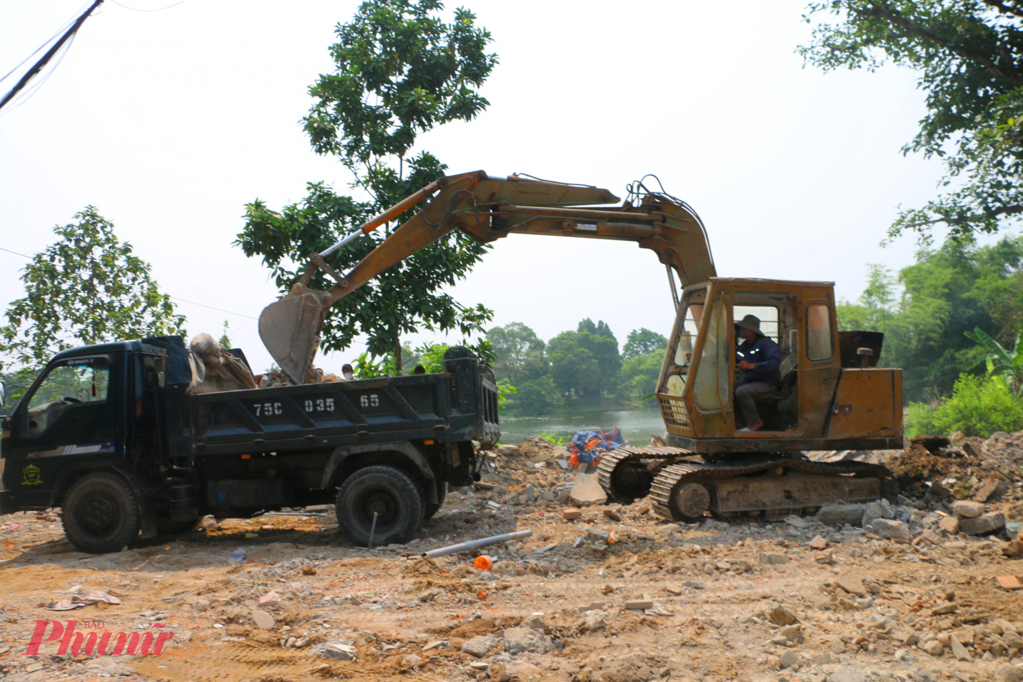 Lực lượng chức năng khẩn trương phóng mặt bằng sau khi các hộ dân sinh sống ven di tích Hồ Tịnh Tâm dã di dời