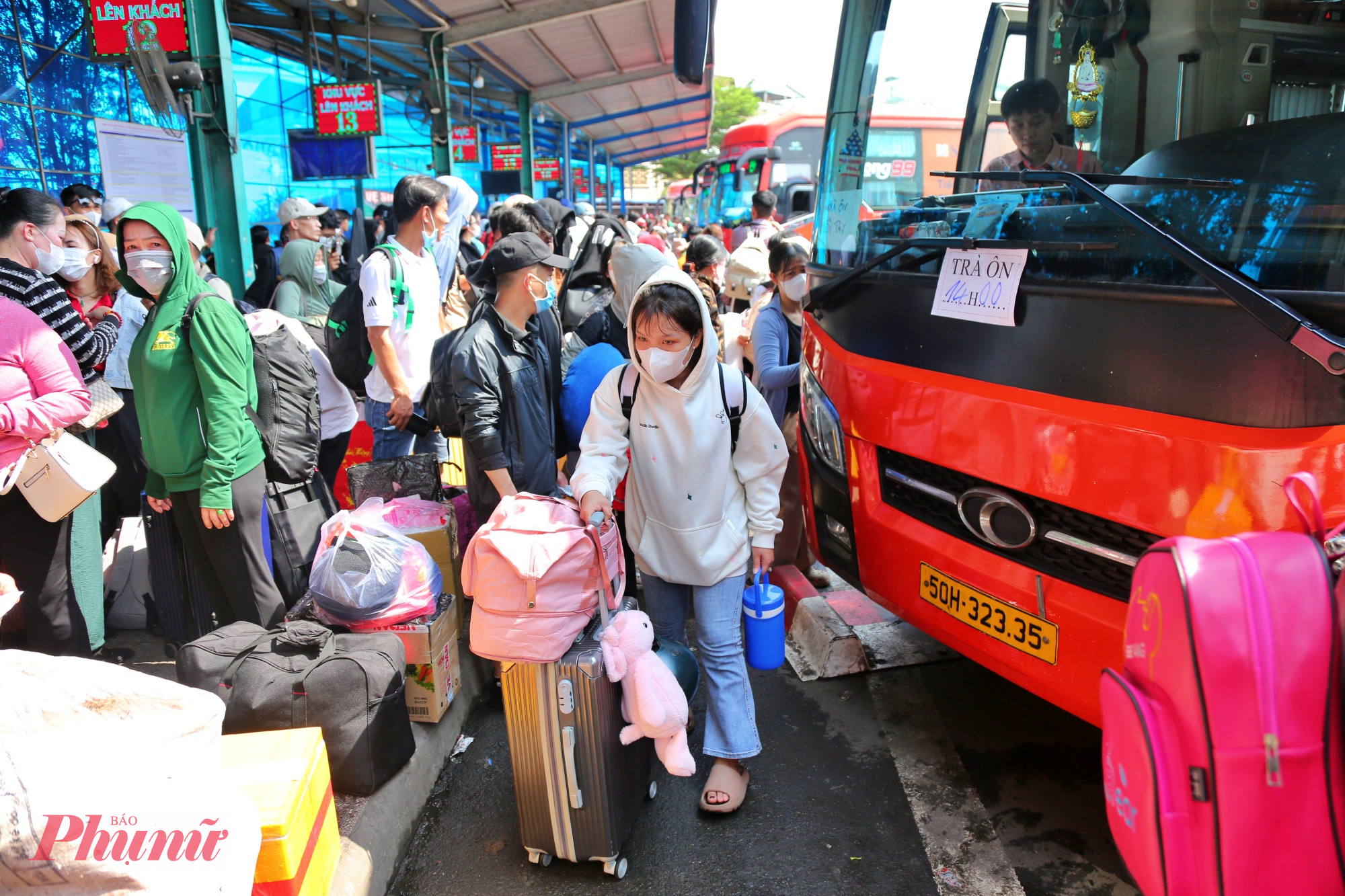 Hành khách đi xe khách tại Bến xe Miền Tây - Ảnh: Nguyễn Văn