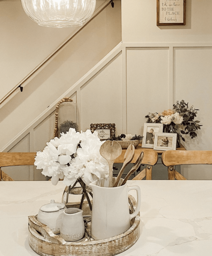 Sử dụng khay trang trí: Khay trang trí là một vật dụng trang trí đa năng, có thể mang lại cả sự ngăn nắp và phong cách cho quầy bếp. Hãy chọn khay làm từ các chất liệu như đá cẩm thạch, gỗ hoặc kim loại, tùy thuộc vào phong cách nhà bếp của bạn. Sử dụng những chiếc khay này để đựng những vật dụng nhỏ như chai dầu ô liu, lọ muối tiêu và một vài loại gia vị thường dùng. Cách này không chỉ giúp mặt bàn bếp gọn gàng hơn mà còn tạo nên vẻ ngoài hài hòa, bằng cách nhóm các vật dụng tương tự lại với nhau. Để tăng thêm vẻ thanh lịch, hãy cân nhắc đặt một lọ nhỏ đựng thảo mộc tươi hoặc hoa lên khay. Điều này không chỉ tạo thêm yếu tố tự nhiên mà còn mang lại hương thơm dễ chịu cho không gian nấu nướng. Nguồn ảnh: @Holly Grace.