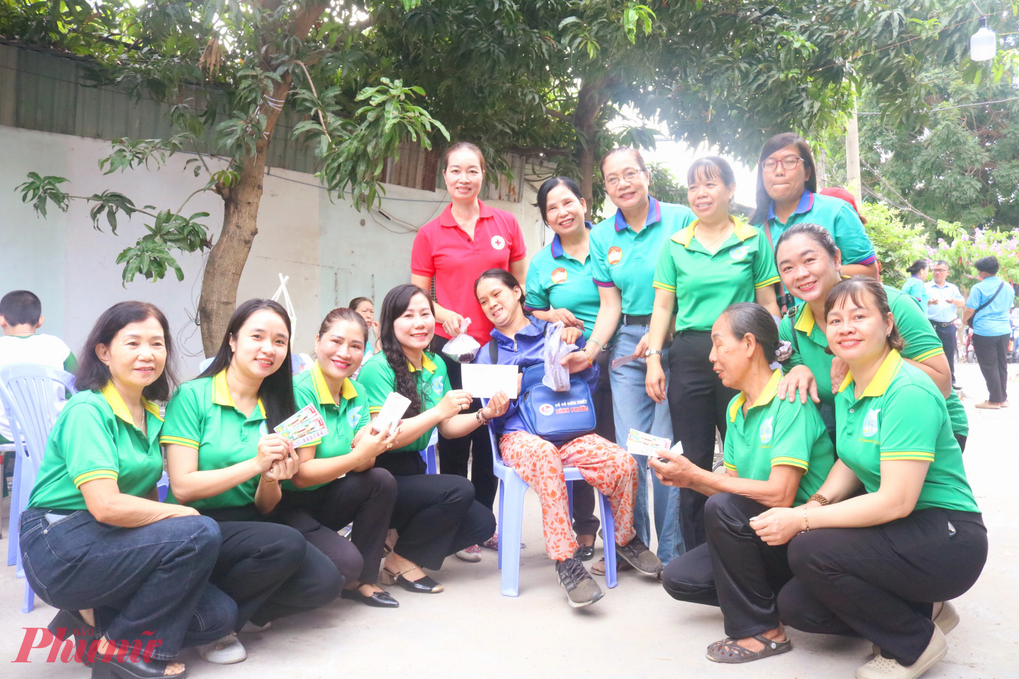 Tuy cười vui suốt buổi sáng, nhưng chị Trần Thị Thu Hà vẫn không giấu được nỗi lo về sấp vé số chưa bán được tờ nào. Mỗi ngày, chị lấy từ đại lý khoảng 200 – 250 tờ vé số để bán. Cán bộ, hội viên phụ nữ phường Trung Mỹ Tây đã cùng mua giúp toàn bộ vé số để chị có thể về nhà nghỉ ngơi sớm 1 ngày - Ảnh: Mẫn Nhi