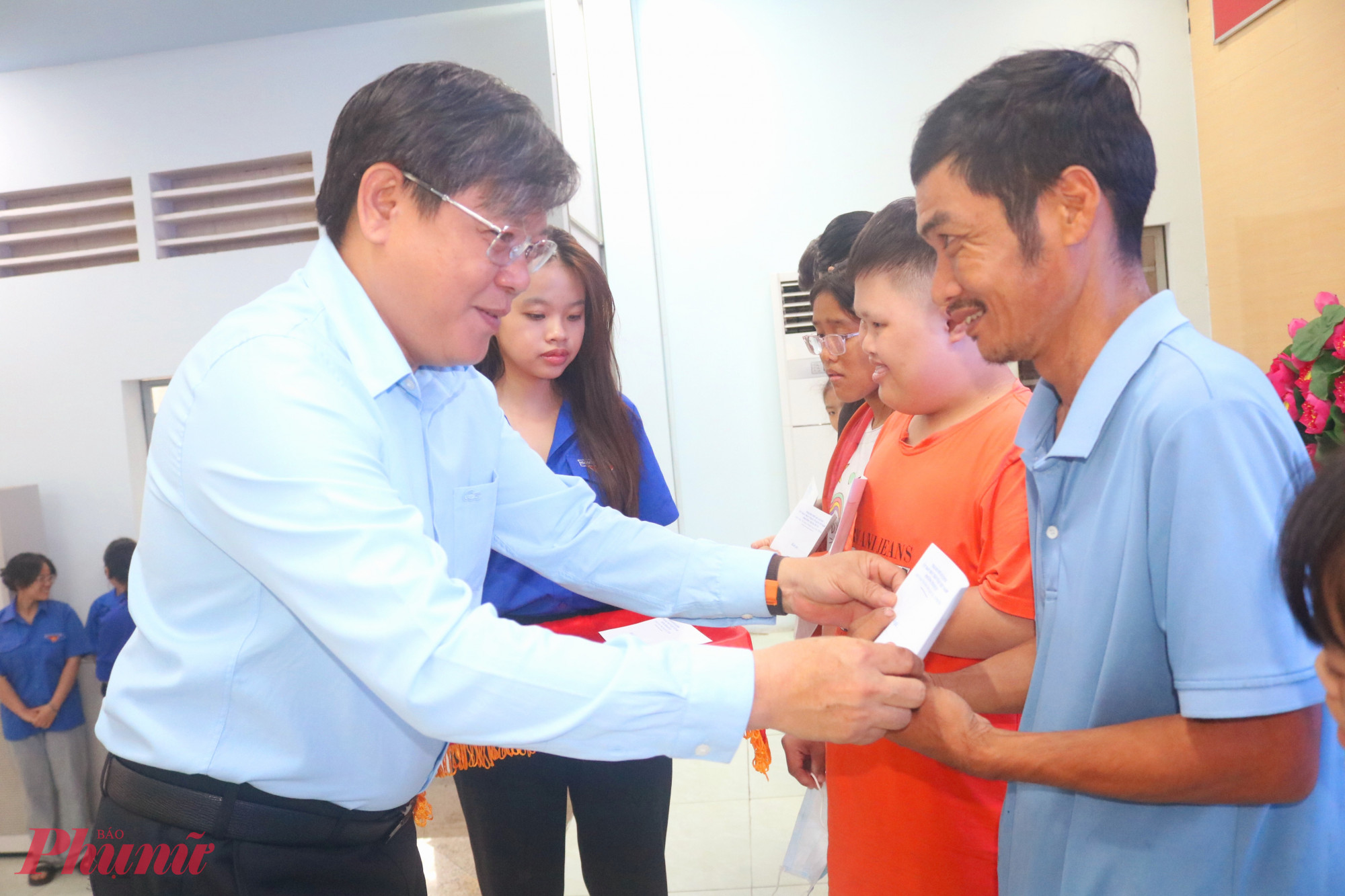 Phần quà nghĩa tình được ông Nguyễn Hải Lâm – Phó chủ tịch UBND phường Trung Mỹ Tây – trao đến tay anh chị em khuyết tật có hoàn cảnh khó khăn - Ảnh: Mẫn Nhi