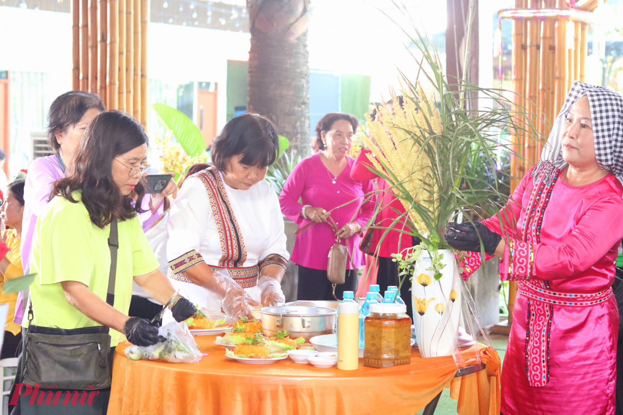 Có 14 đội tham gia hội thi trang trí món ăn đặc sắc của các dân tộc Việt Nam - Ảnh: Mẫn Nhi