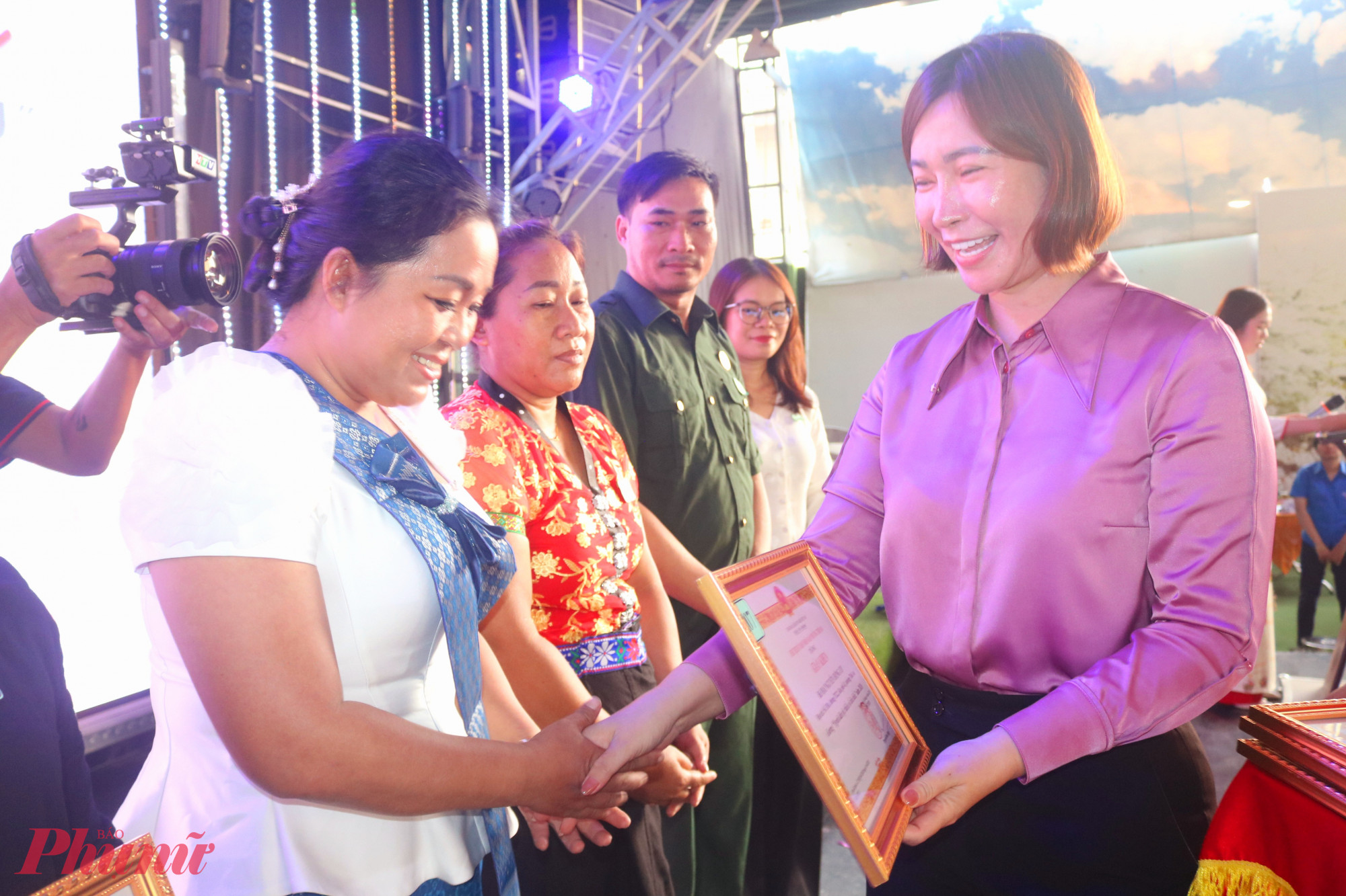 Bà Đặng Thị Kiều Nhi – Phó bí thư thường trực Đảng ủy phường Thới An – trao giấy khen của UBND phường đến các gương “Người dân tộc thiểu số tiêu biểu” năm 2026 - Ảnh: Mẫn Nhi 