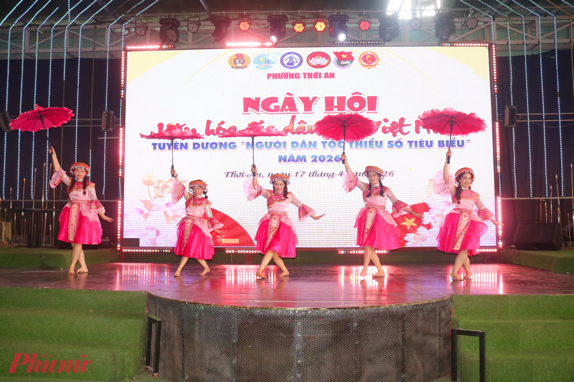 Chi hội Phụ nữ khu phố 15, phường Thới An tham gia giao lưu văn nghệ với tiết mục múa trên nền nhạc ca khúc Xuân về trên bản Mông - Ảnh: Mẫn Nhi