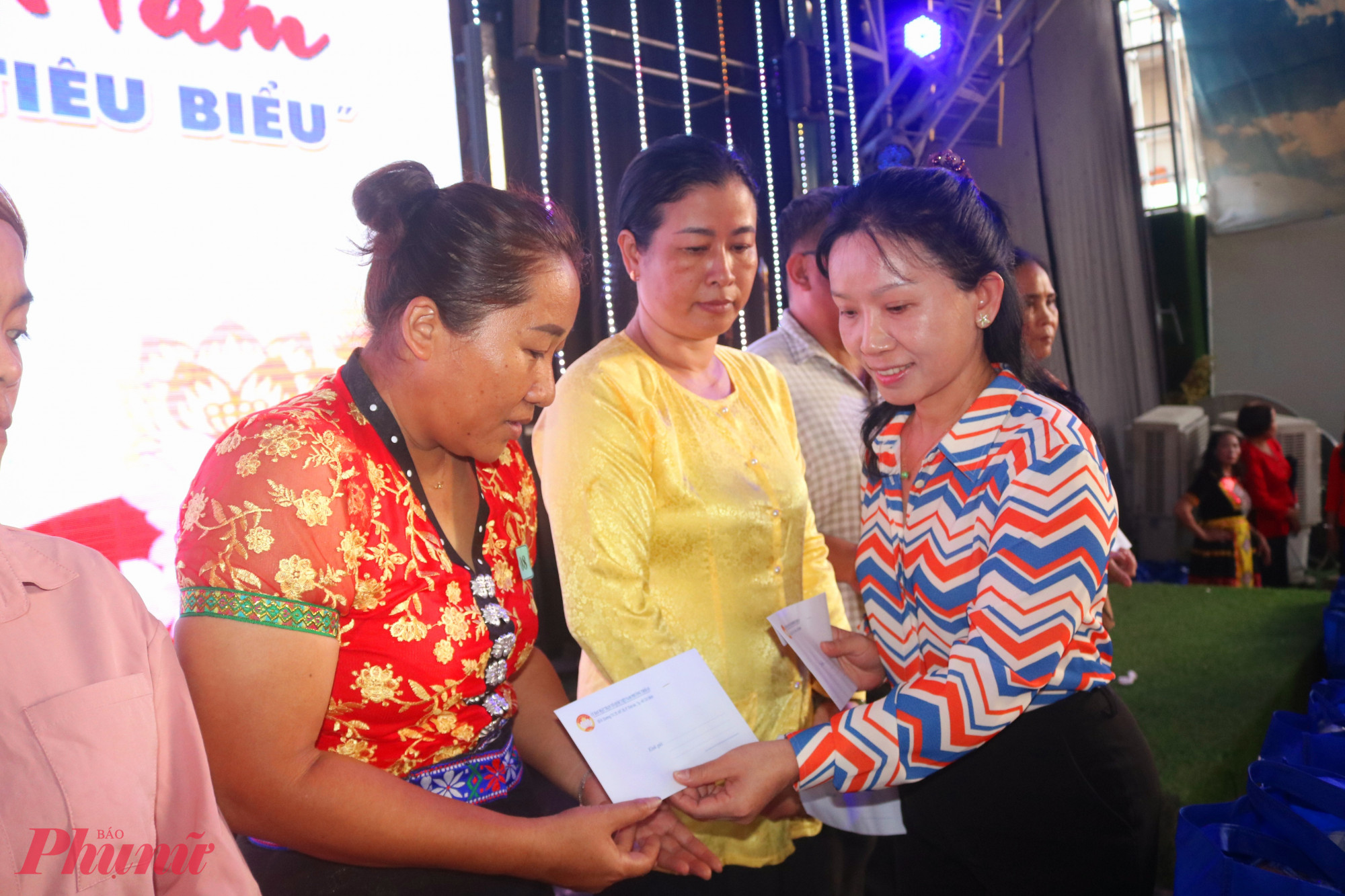 Bà Huỳnh Thị Thúy Phương – Phó chủ tịch Hội LHPN TPHCM – dự ngày hội và trao quà của ban tổ chức đến đại diện các hộ gia đình có hoàn cảnh khó khăn - Ảnh: Mẫn Nhi