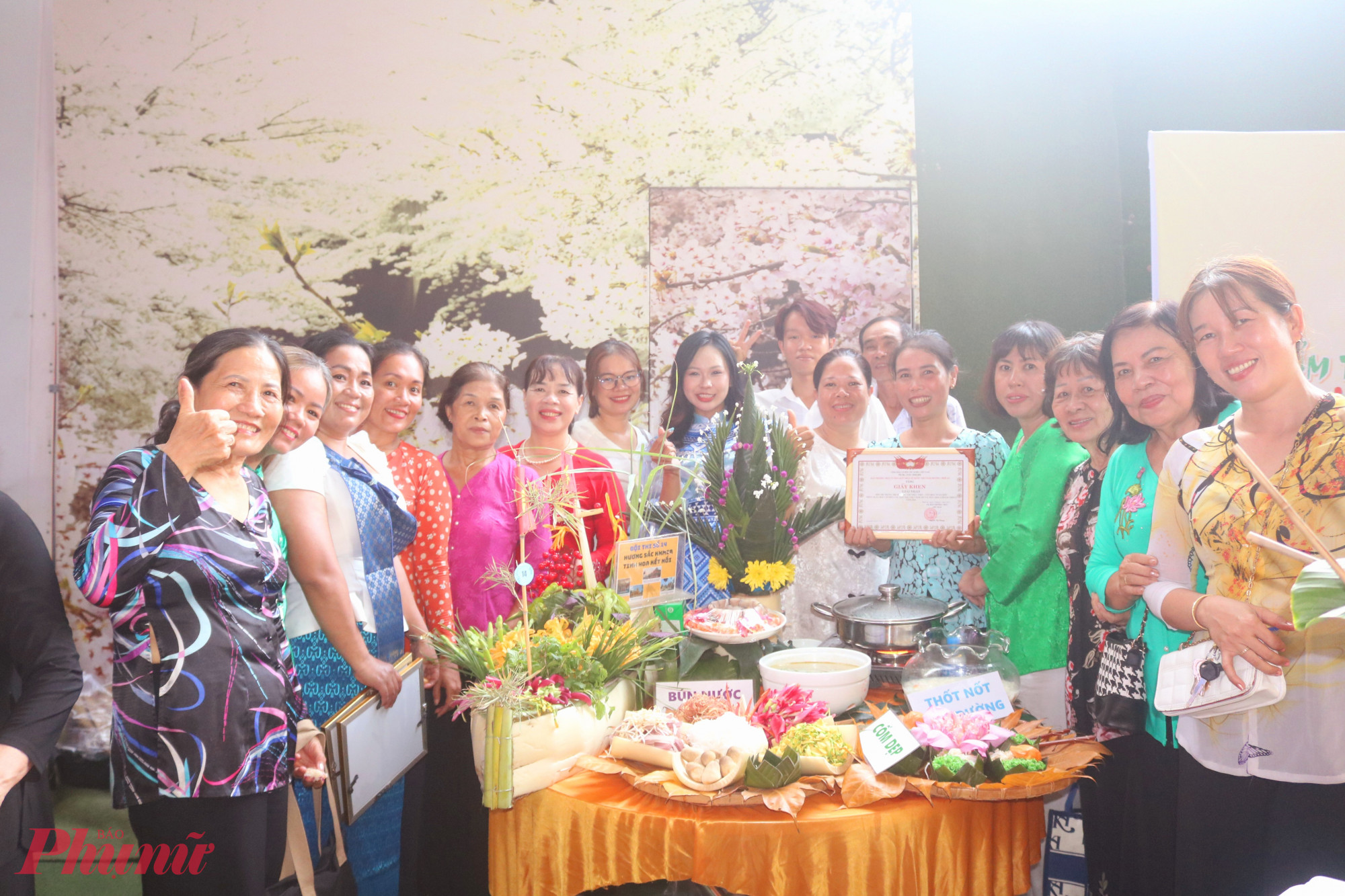 Niềm vui của các chị em đội thi liên khu phố 3, 27, 33, 38, 48 khi đoạt giải nhất hội thi trang trí món ăn - Ảnh: Mẫn Nhi