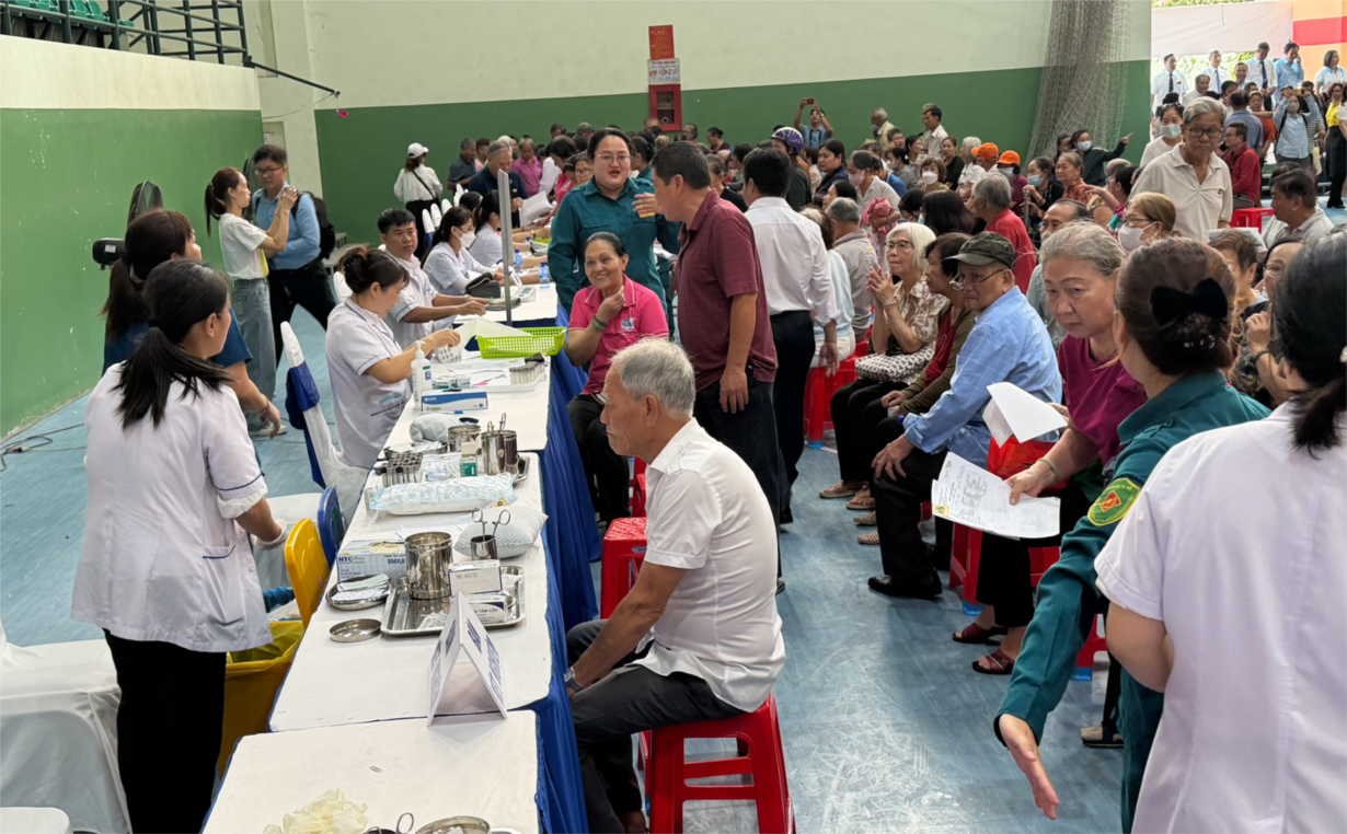 Đông đảo người cao tuổi đến khám tầm soát bệnh tại điểm khám do BV Nhân Dân 115 đảm trách tại Phường Bình Phú