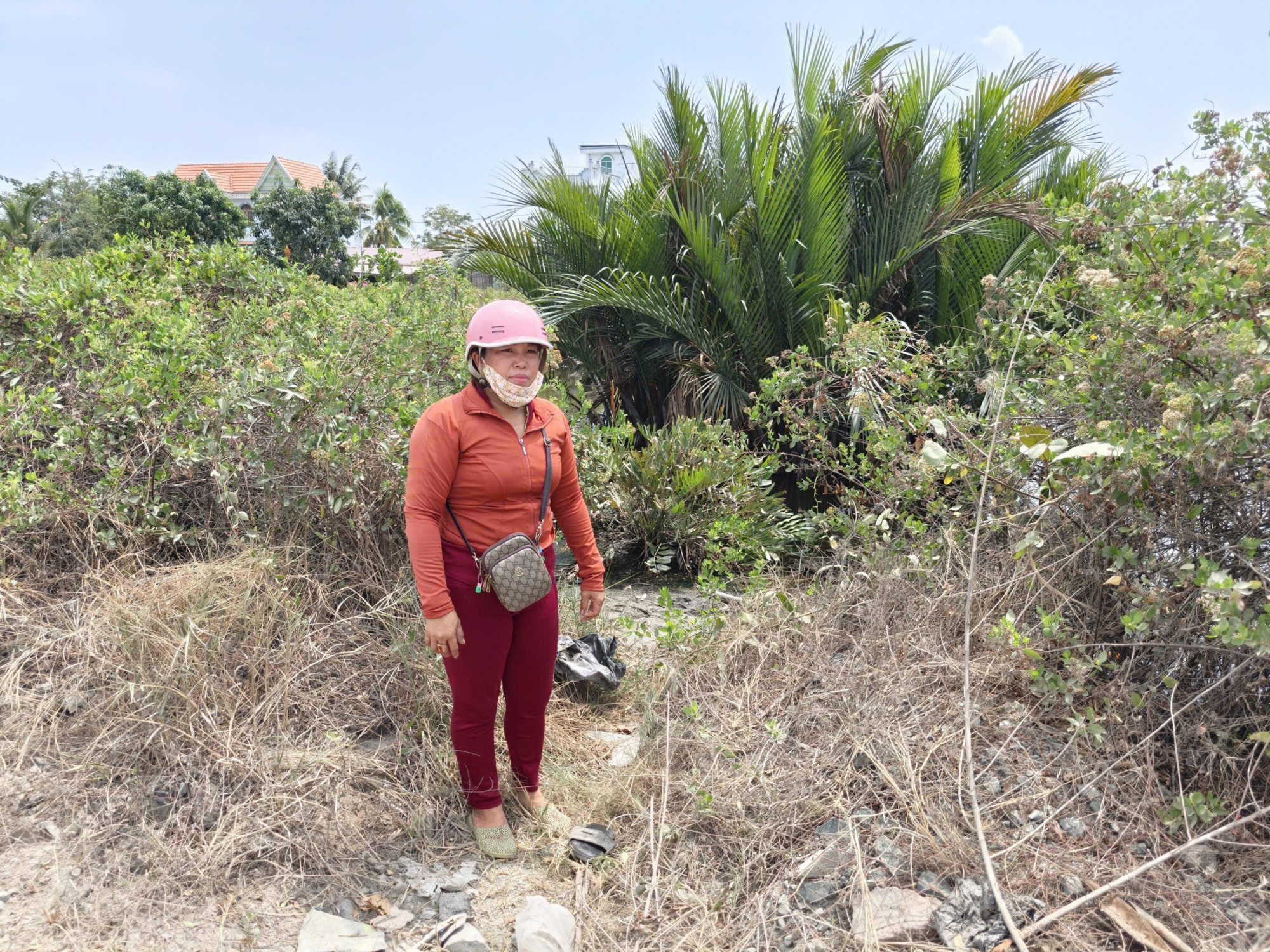 Chị H., mẹ của D. chỉ nơi con mình bị chém gục. Ảnh: Minh Mẫn