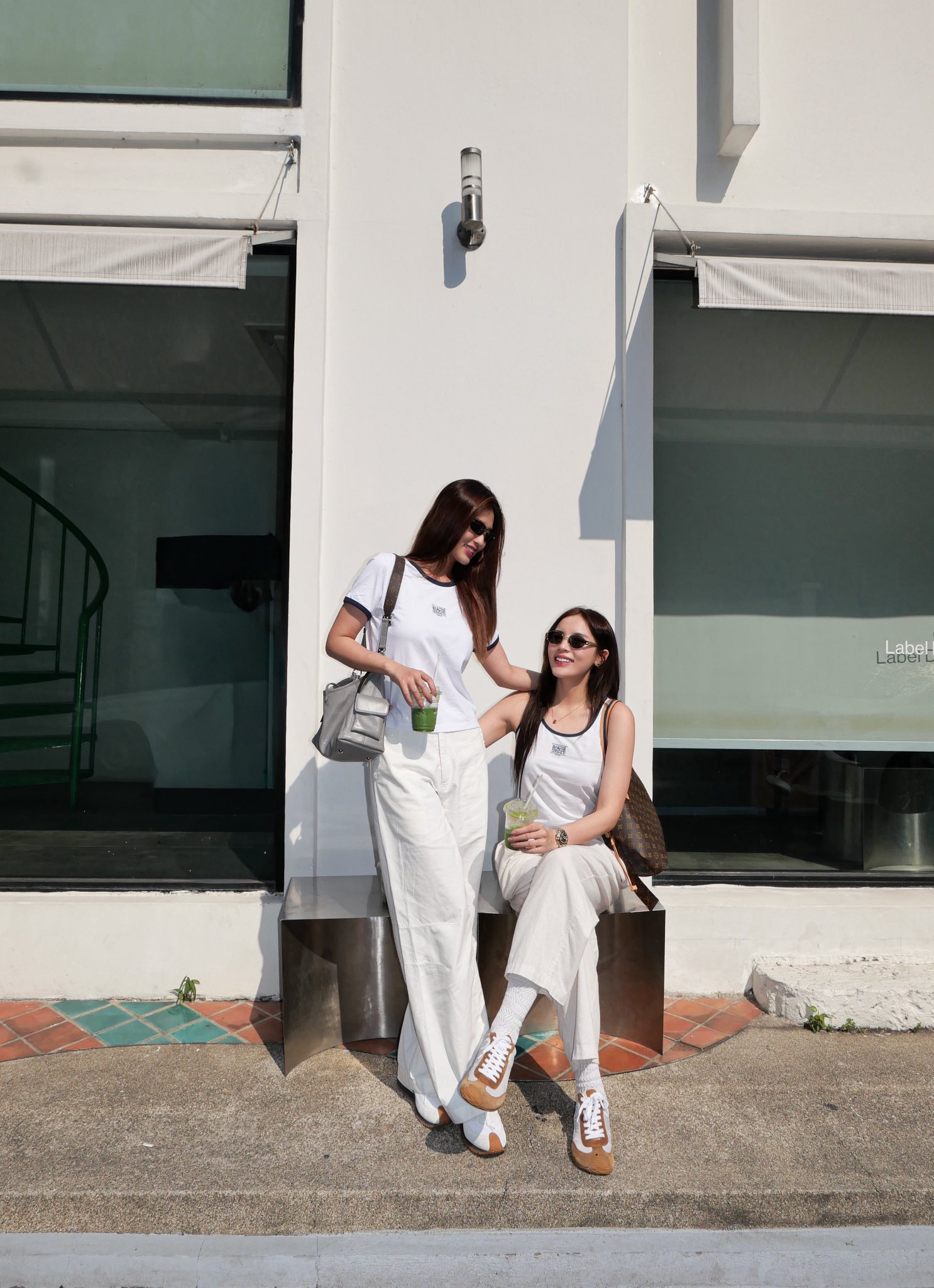 Ở đời thường, cả hai chuộng trang phục gọn gàng, năng động. Họ cùng diện kiểu quần ống suông đang được giới trẻ ưa chuộng, áo phông phong cách tối giản. Điểm nhấn cho hai trang phục là túi hiệu của Louis Vuitton. 