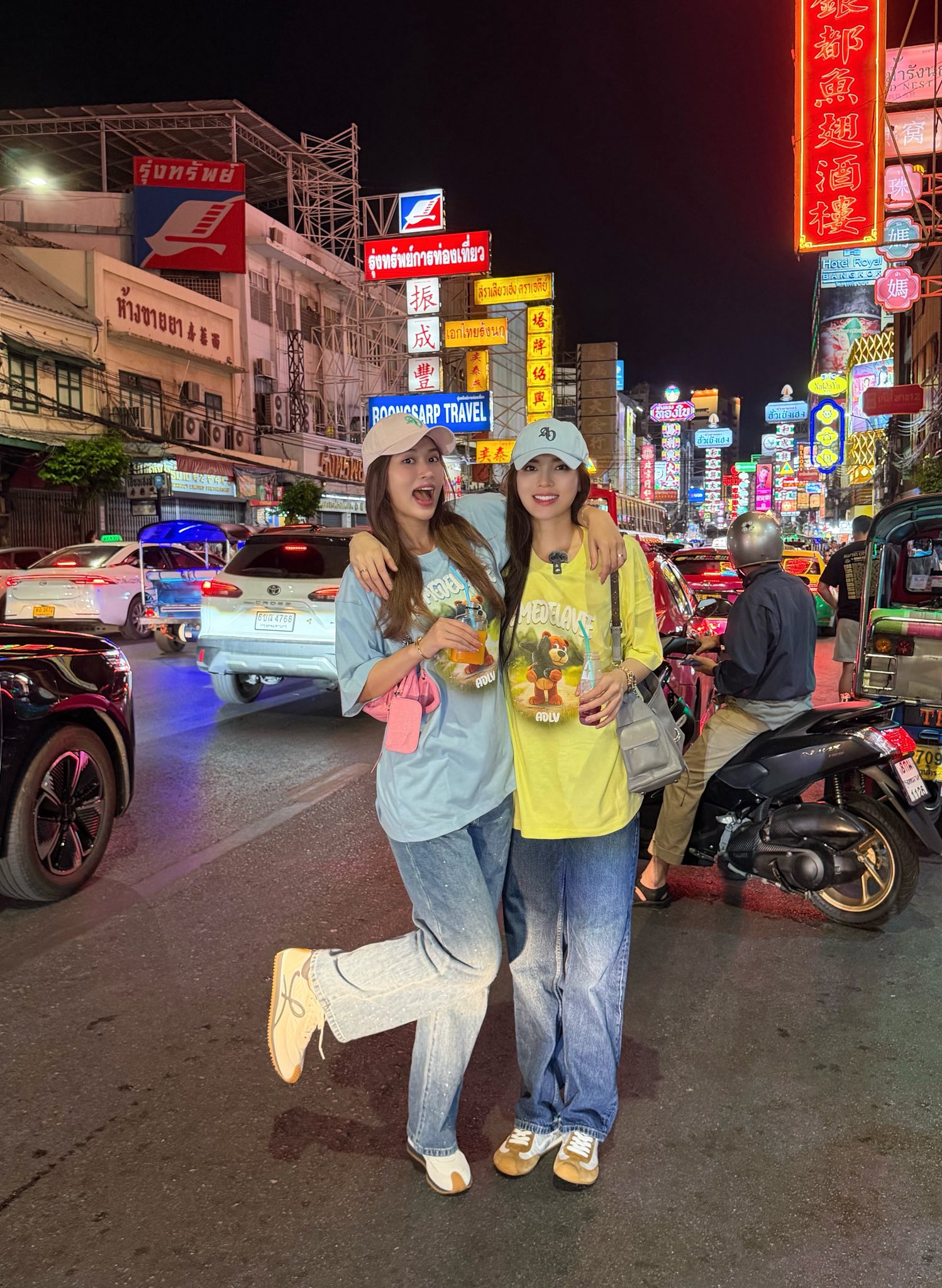 Trong một chuyến du lịch nước ngoài, họ chọn cách phối trang phục giống hệt nhau