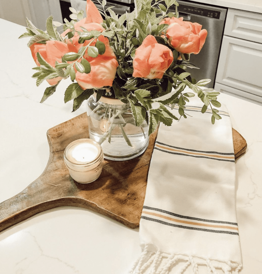 Thêm chút sắc xanh: Cây xanh có thể ngay lập tức thổi sức sống vào bất kỳ không gian nào, và quầy bếp cũng không ngoại lệ. Hãy cân nhắc thêm một vài chậu cây nhỏ hoặc cây mọng nước lên quầy bếp để tạo điểm nhấn tươi mới và sống động. Các loại thảo mộc như húng quế, hương thảo và cỏ xạ hương không chỉ đẹp mà còn thiết thực, cung cấp cho bạn những nguyên liệu tươi ngon ngay trong tầm tay. Nếu bạn không thích các loại thảo mộc, một bó hoa được cắm tỉ mỉ luôn là lựa chọn hoàn hảo. Nguồn ảnh: @Holly Grace.