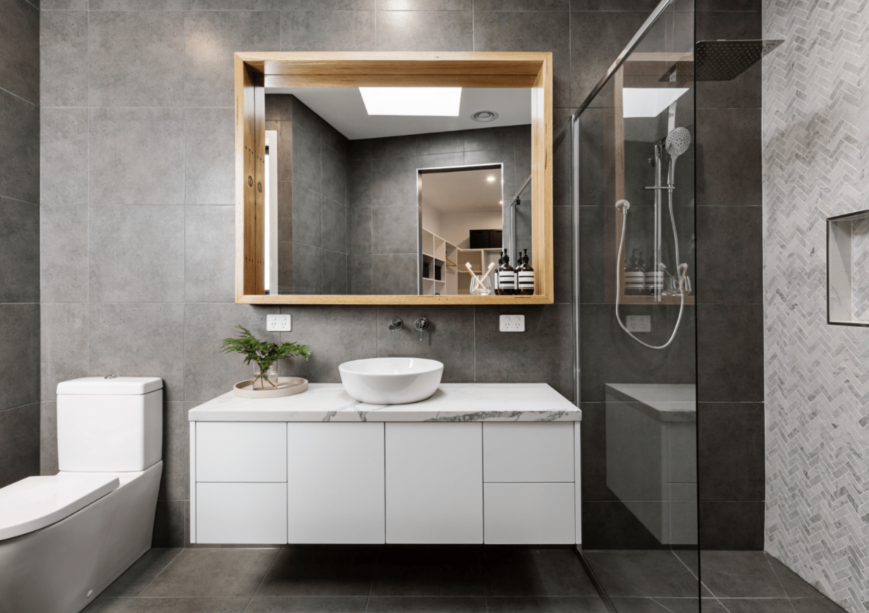 Gương trang điểm: Gương không chỉ là vật dụng thiết thực mà còn là điểm nhấn thiết kế. Hãy cân nhắc một chiếc gương lớn có khung hoặc một chiếc gương có hình dạng và chất liệu độc đáo để tạo điểm nhấn cho không gian. Gương cũng phản chiếu ánh sáng, giúp phòng tắm trông rộng hơn và sáng hơn. Nguồn ảnh: Canva Pro.