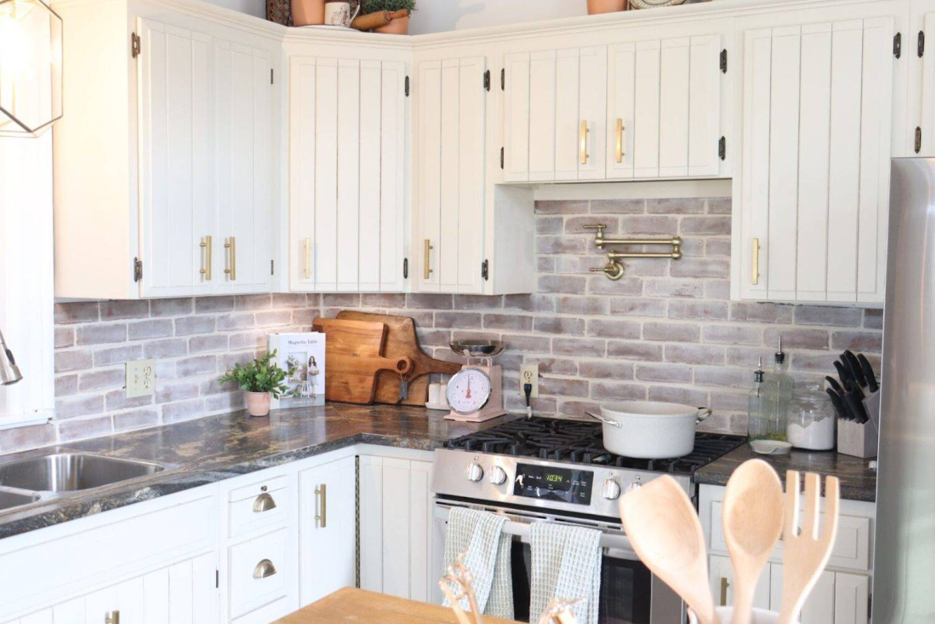 Trưng bày sách dạy nấu ăn: Sách dạy nấu ăn không chỉ có tính ứng dụng mà còn có thể đóng vai trò như một vật trang trí đẹp mắt. Hãy trưng bày một vài cuốn sách dạy nấu ăn yêu thích hoặc có hình thức đẹp nhất trên kệ bếp của bạn. Chọn những cuốn sách có bìa đẹp, phù hợp hoặc bổ sung cho bảng màu của nhà bếp. Xếp chúng nằm ngang hoặc sử dụng giá đỡ sách kiểu dáng đẹp để trưng bày một cuốn sách mở ra ở trang mà bạn đặc biệt yêu thích. Điều này không chỉ tạo điểm nhấn cá nhân cho căn bếp mà còn giúp bạn luôn có nguồn cảm hứng nấu nướng bên cạnh. Để tạo nên một diện mạo hài hòa, hãy kết hợp những cuốn sách dạy nấu ăn với các vật dụng trang trí khác như một chậu cây nhỏ hoặc một chiếc đồng hồ bấm giờ nhà bếp độc đáo. Nguồn ảnh: @Holly Grace.