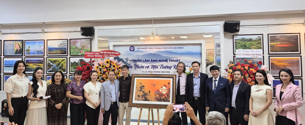 Các đại biểu chúc mừng NSNA Trương Văn Hùng bán đấu giá thành công 2 bức ảnh