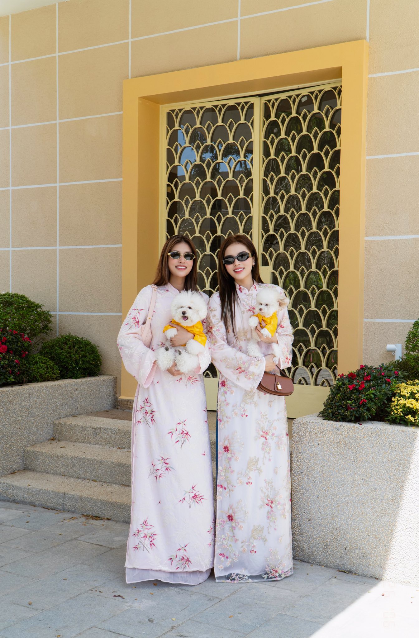 Vào dịp Tết, cả hai du xuân trong những chiếc áo dài phom rộng, màu hồng nhạt, với những hoạ tiết thêu, đính kết kỳ công. 