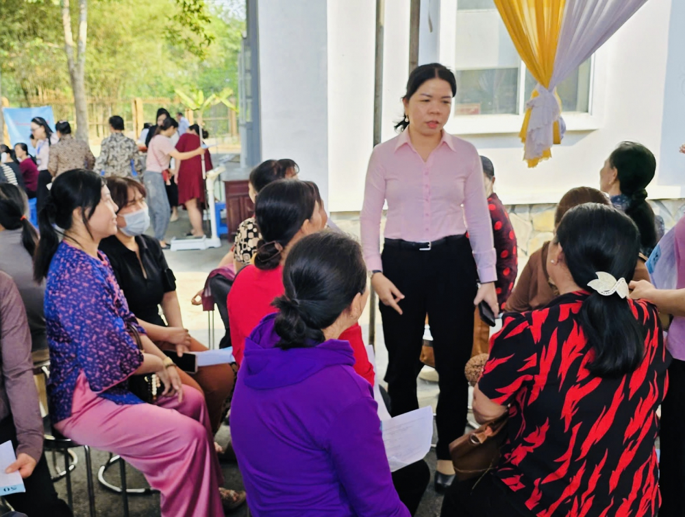 Lãnh đạo Hội LHPN TPHCM thăm hỏi sức khoẻ các dì, chị phụ nữ tại xã Bắc Tân Uyên.