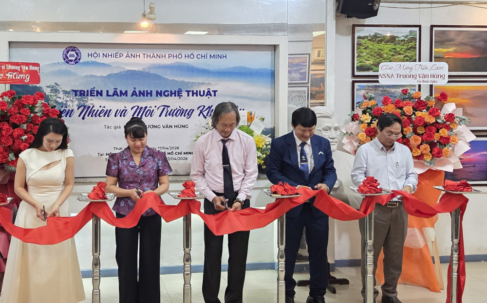 Các đại biểu cắt băng khai mạc triển lãm.