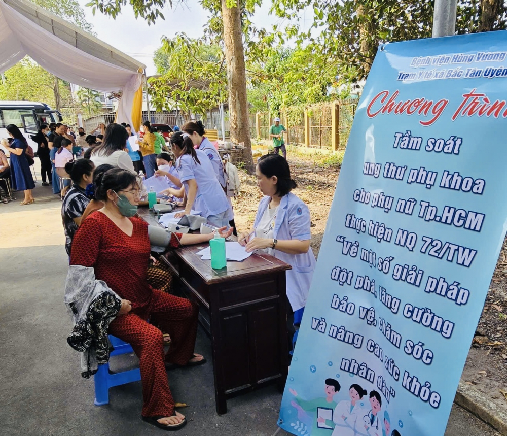 Cán bộ, hội viên phụ nữ xã Bắc Tân Uyên thăm khám sức khoẻ. Ảnh: PP