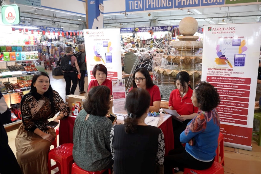 Các chi nhánh Agribank chủ động phối hợp với cơ quan thuế tổ chức tư vấn, hướng dẫn trực tiếp các hộ kinh doanh tại địa bàn - Ảnh: Agribank