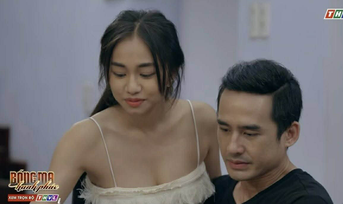 Cảnh phim Trang cố ý tìm cách quyến rũ Dũng ngay lúc cả nhà đang ăn cơm 